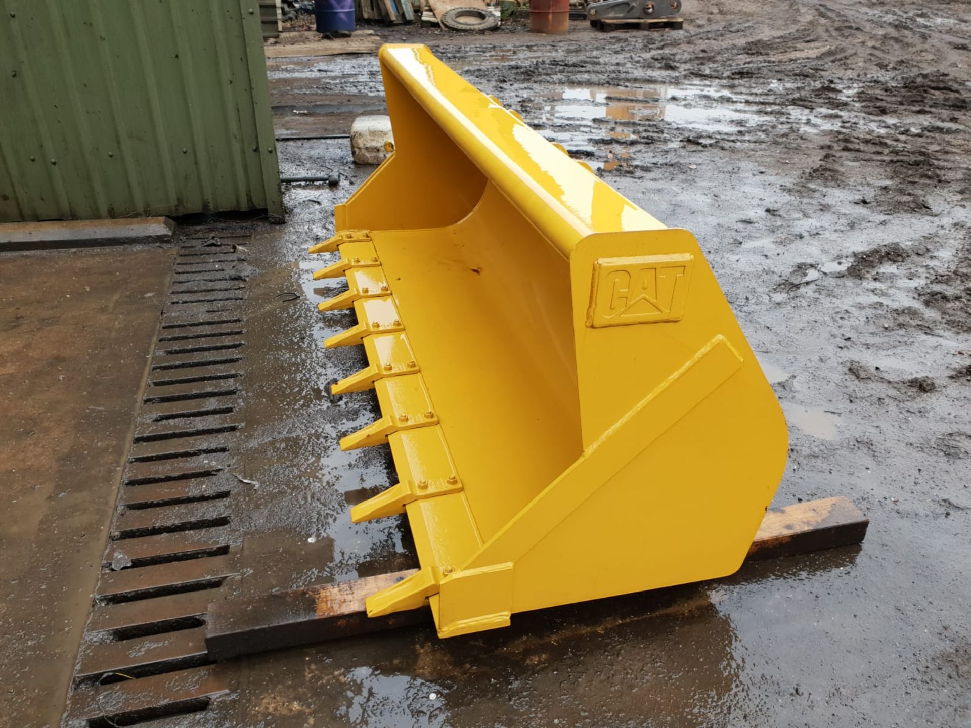 New Caterpillar Bucket for Backhoe loader