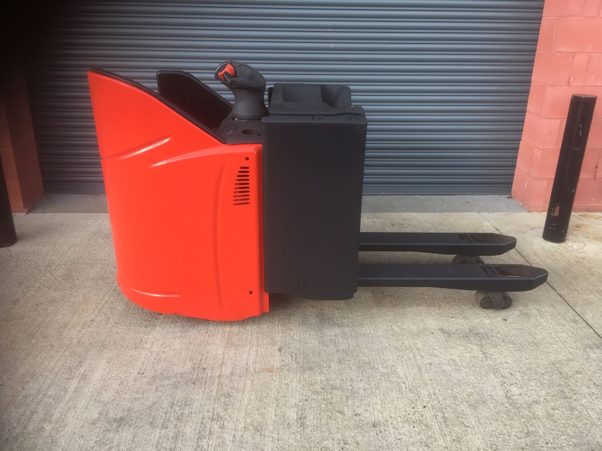 *No Reserve!* Linde T20 SP - Ride on powered pallet truck - As new condition