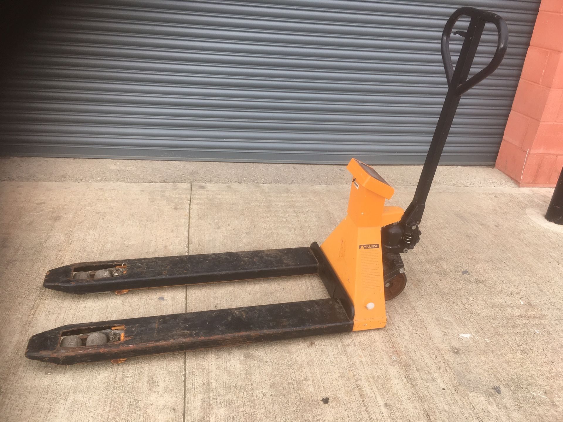 Weigh scale hand pallet truck - 2000kg lift capacity