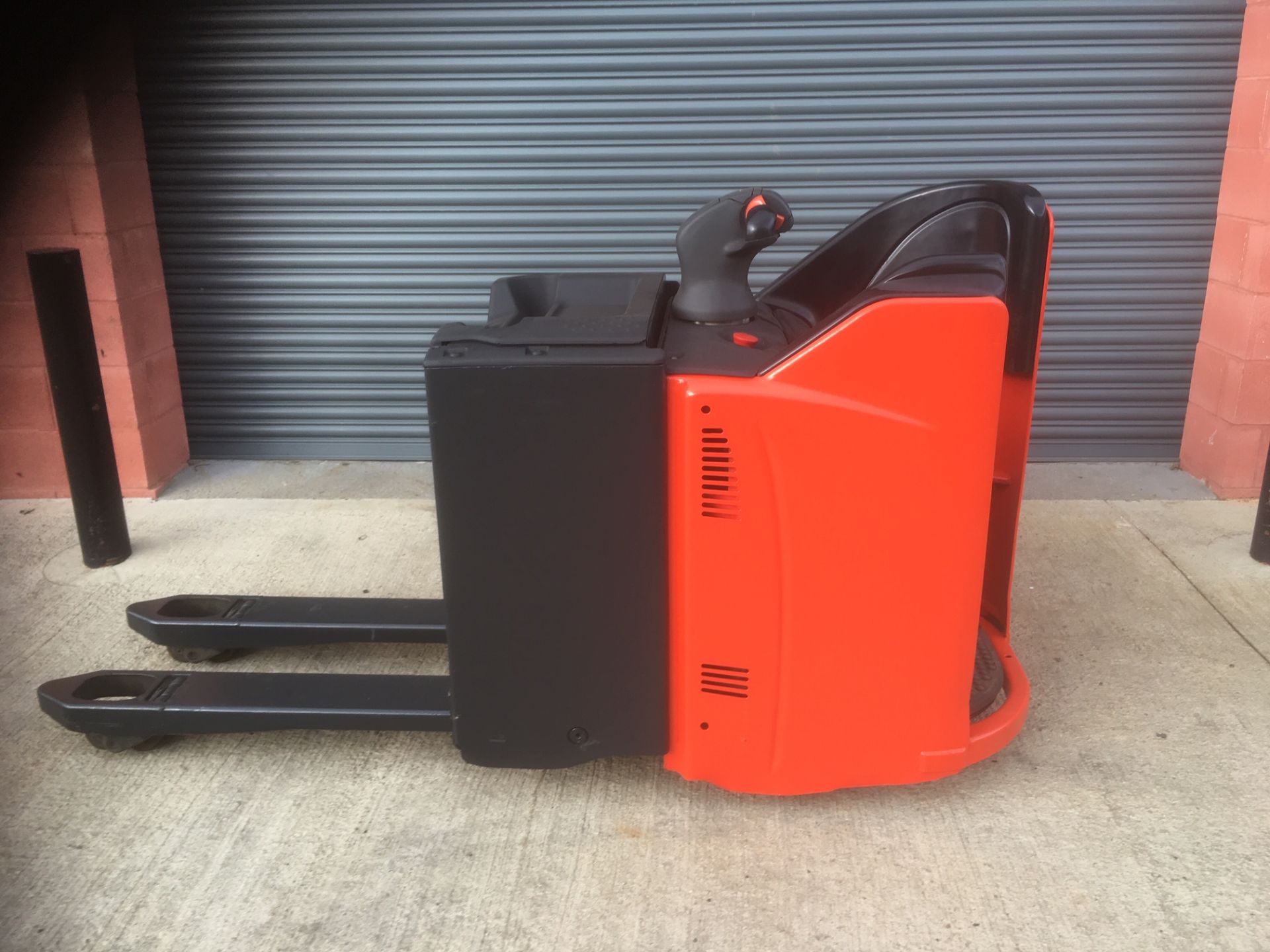 *No Reserve!* Linde T20 SP - Ride on powered pallet truck - As new condition - Image 4 of 5