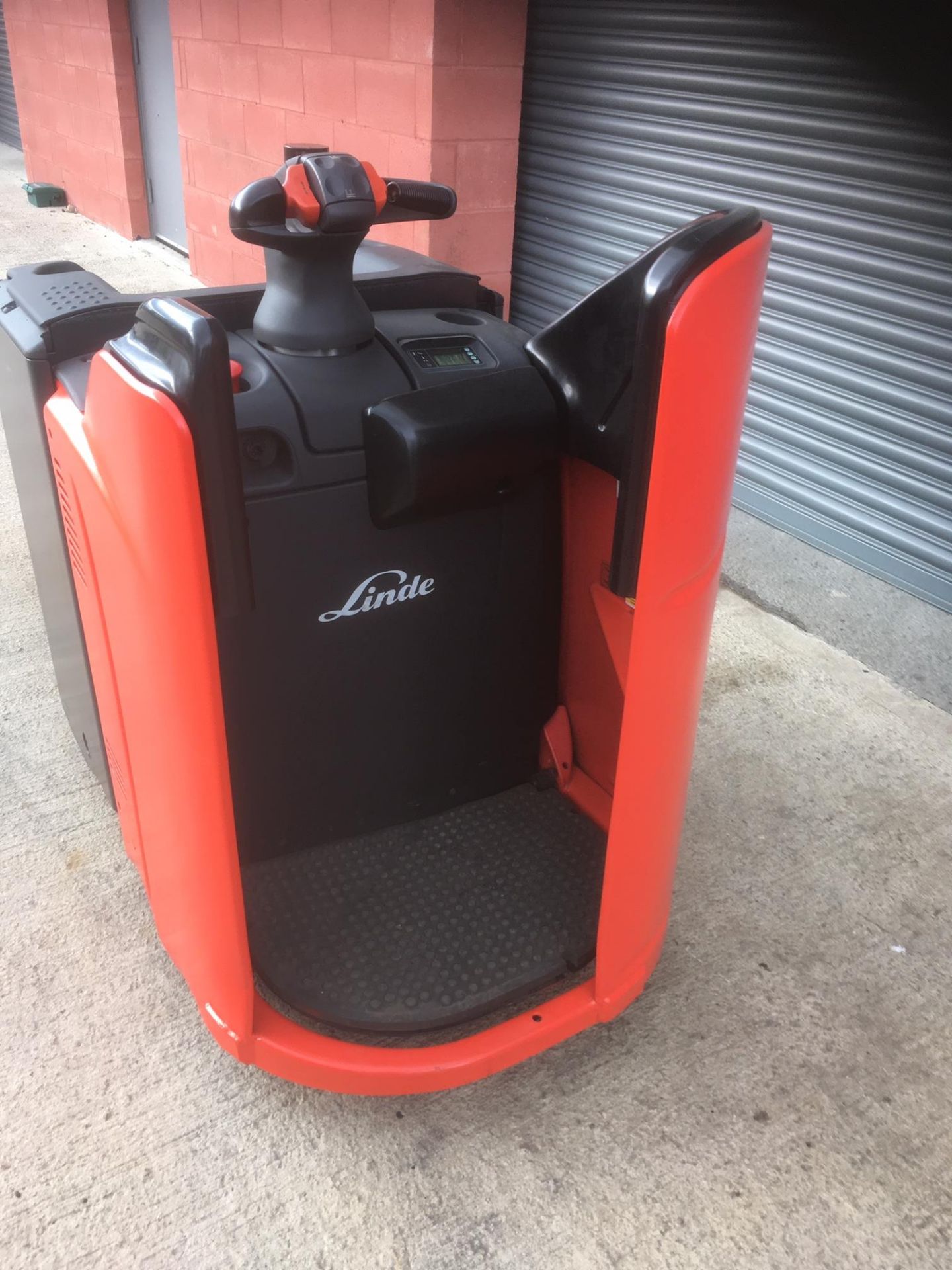 *No Reserve!* Linde T20 SP - Ride on powered pallet truck - As new condition - Image 3 of 5