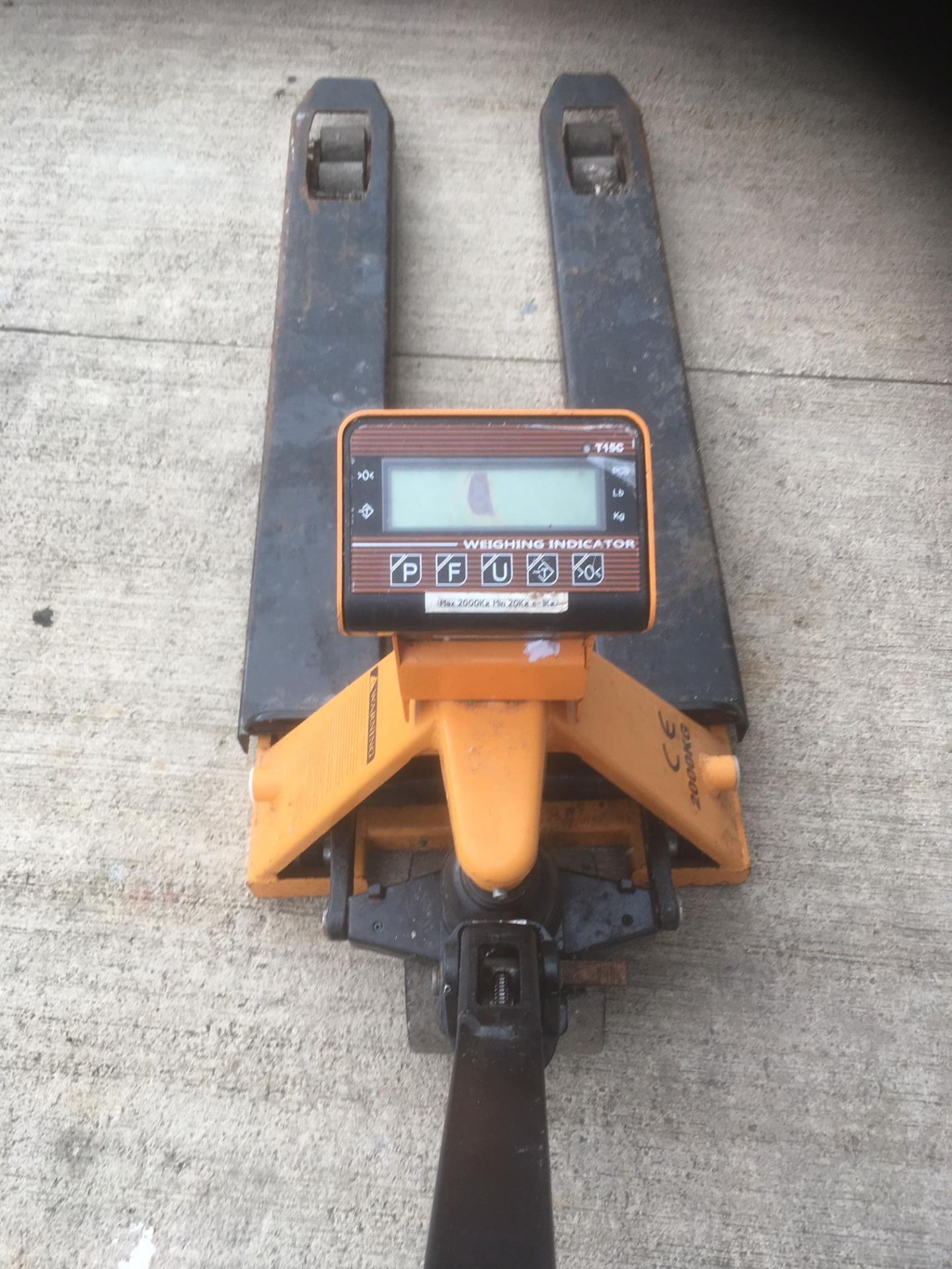 Weigh scale hand pallet truck - 2000kg lift capacity - Image 2 of 2