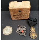 Antique Vintage 3 x Assorted Medals in a Goldsmiths & Silversmiths Company London Box. Includes