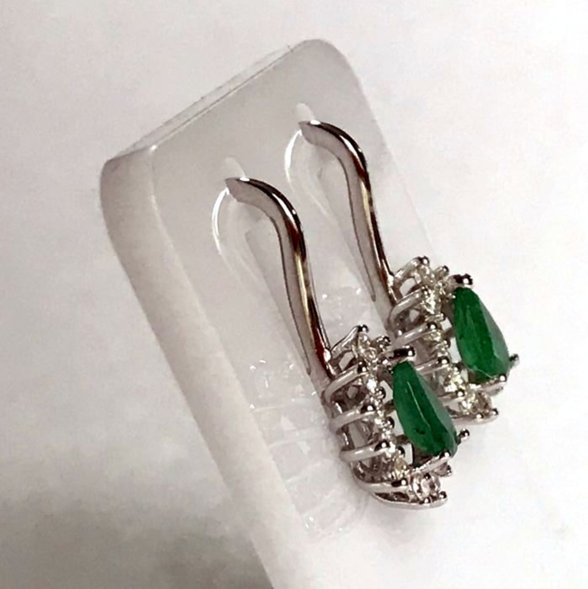 14K White Gold Cluster Earring set with emerald and brillant cut diamonds - 21 mm - Image 3 of 6