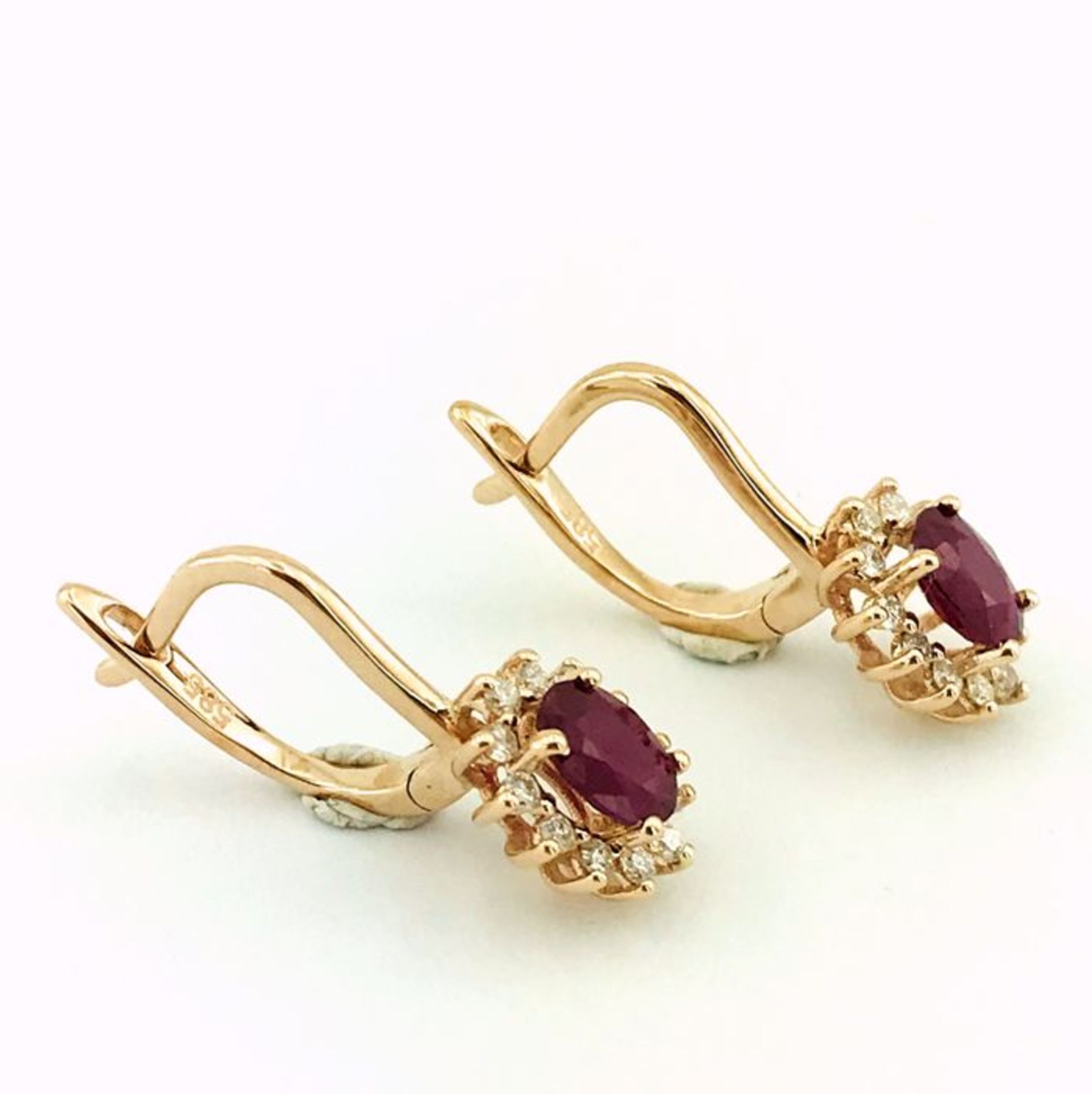 14K Pink Gold Cluster Earring set with 2 natural ruby and 24 brillant cut diamonds 1,30 ct in total - Image 2 of 7