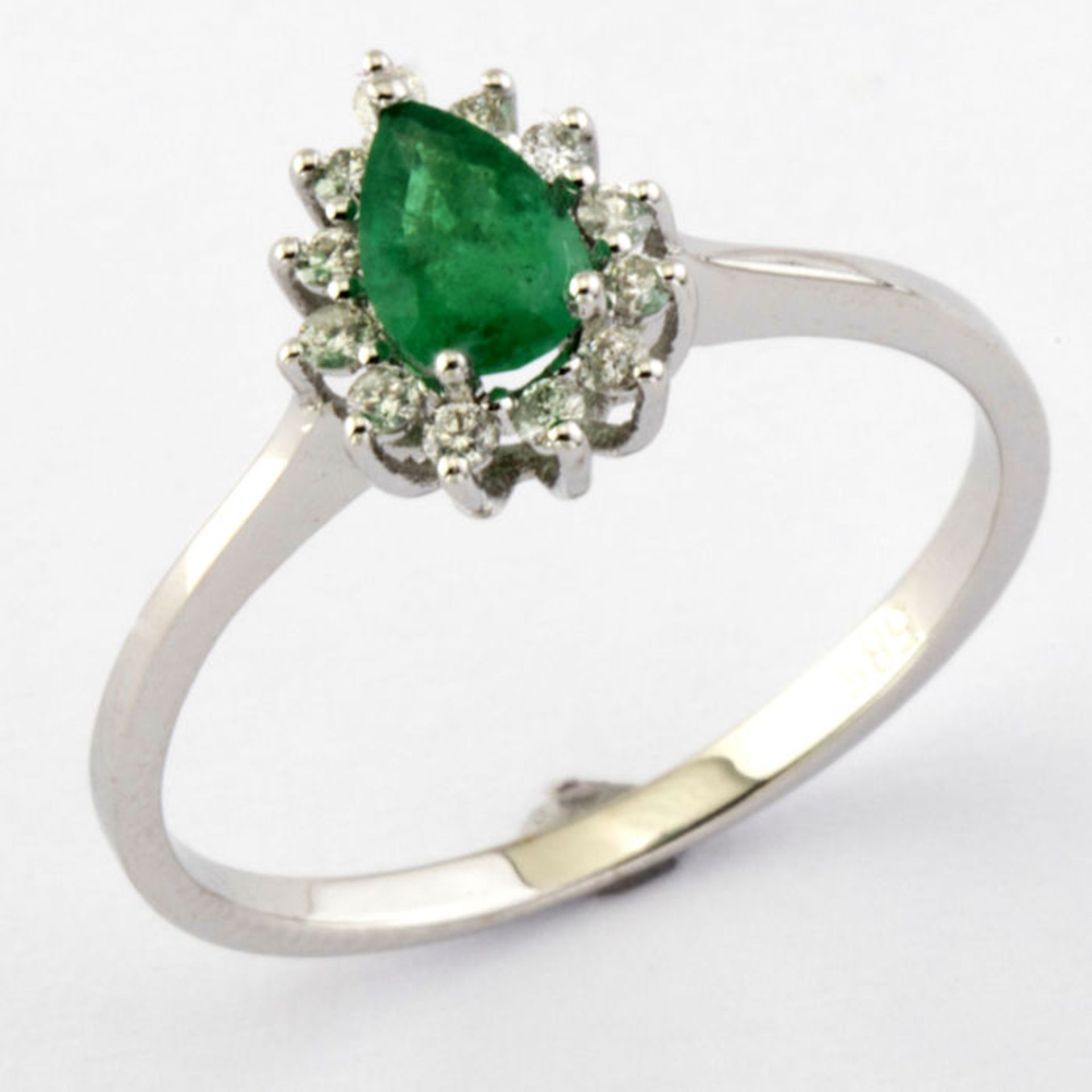 14K White Gold Cluster Ring set with natural Emerald and 12 Brilliant cut diamonds, 0,50ct in total