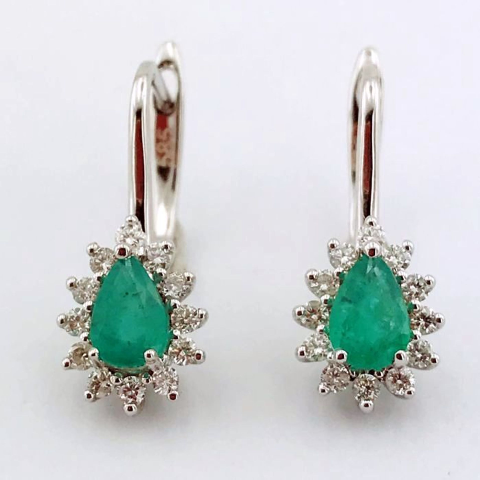 14K White Gold Cluster Earring set with emerald and brillant cut diamonds - 21 mm - Image 4 of 6