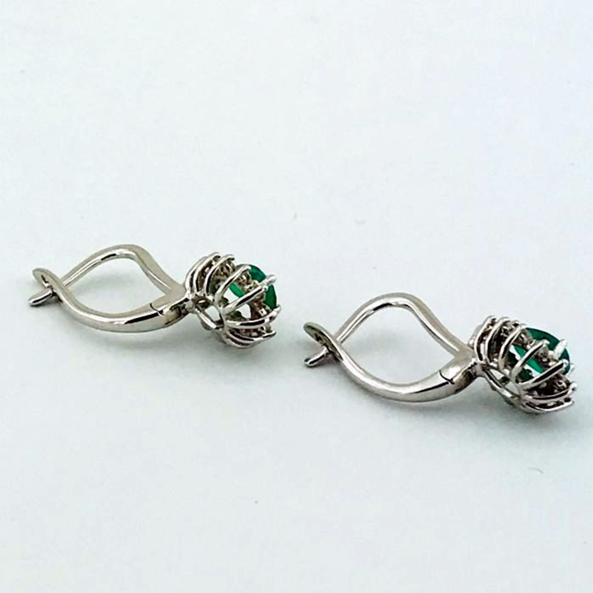 14K White Gold Cluster Earring set with emerald and brillant cut diamonds - 21 mm - Image 2 of 6