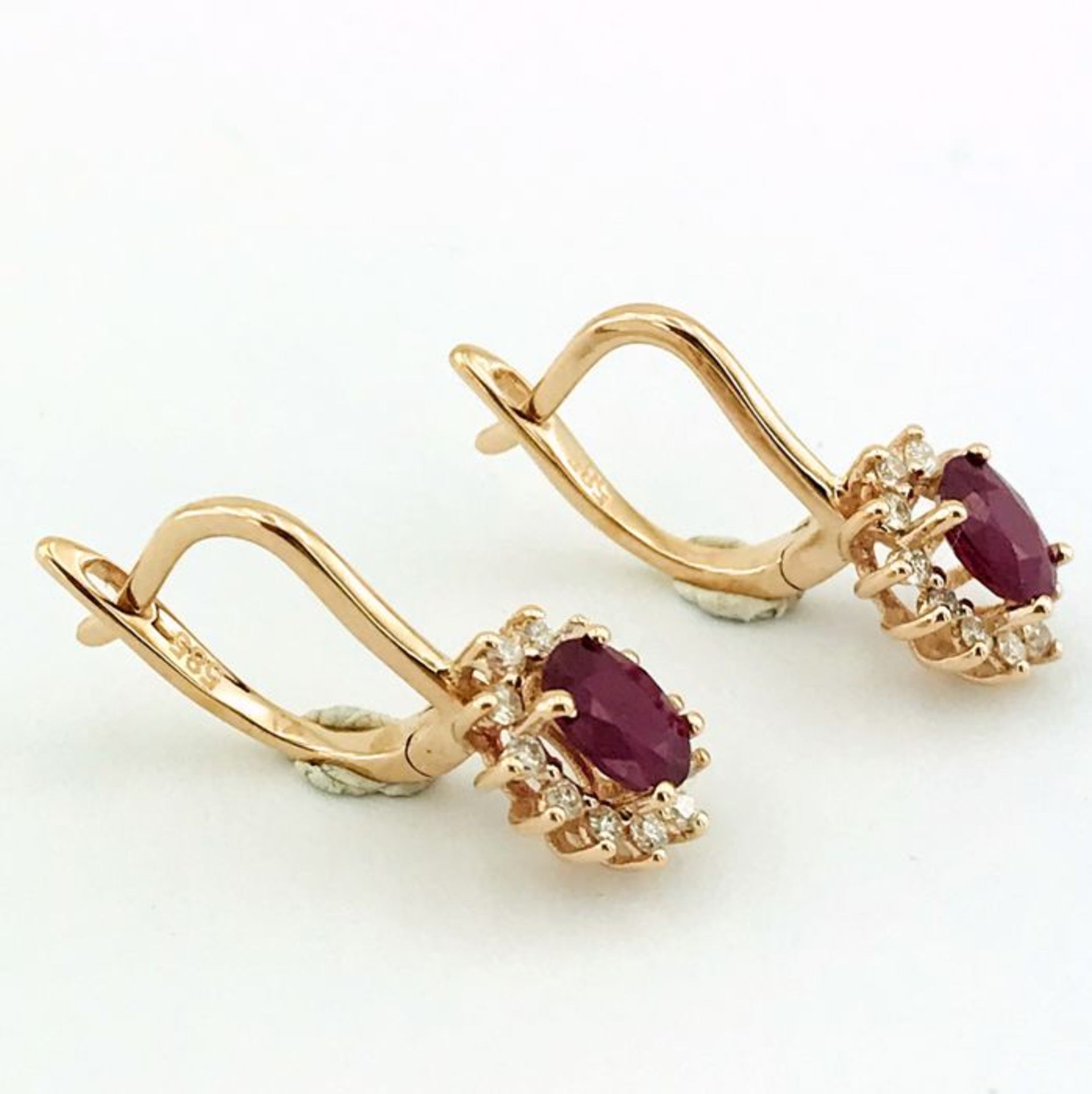 14K Pink Gold Cluster Earring set with 2 natural ruby and 24 brillant cut diamonds 1,30 ct in total - Image 3 of 7