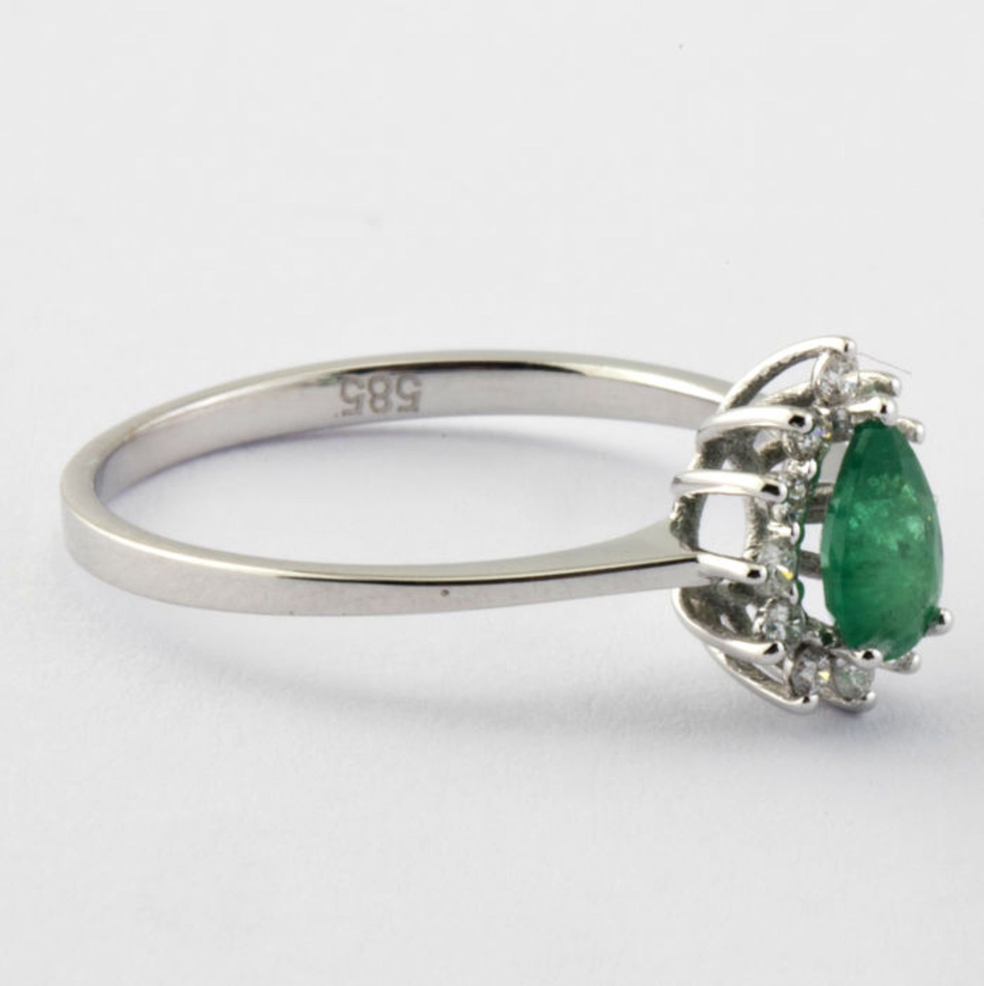 14K White Gold Cluster Ring set with natural Emerald and 12 Brilliant cut diamonds, 0,50ct in total - Image 2 of 5