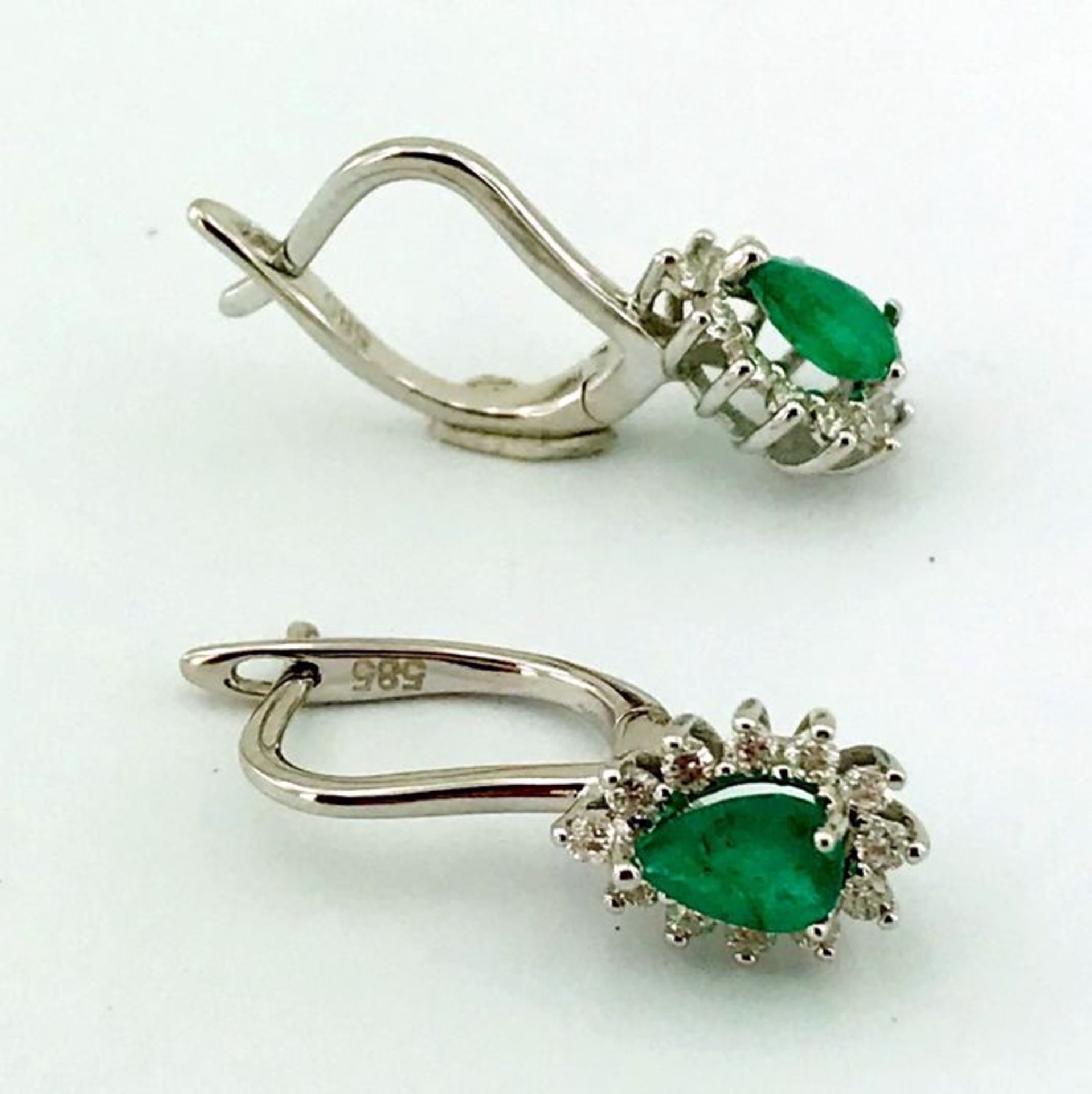 14K White Gold Cluster Earring set with emerald and brillant cut diamonds - 21 mm - Image 5 of 6