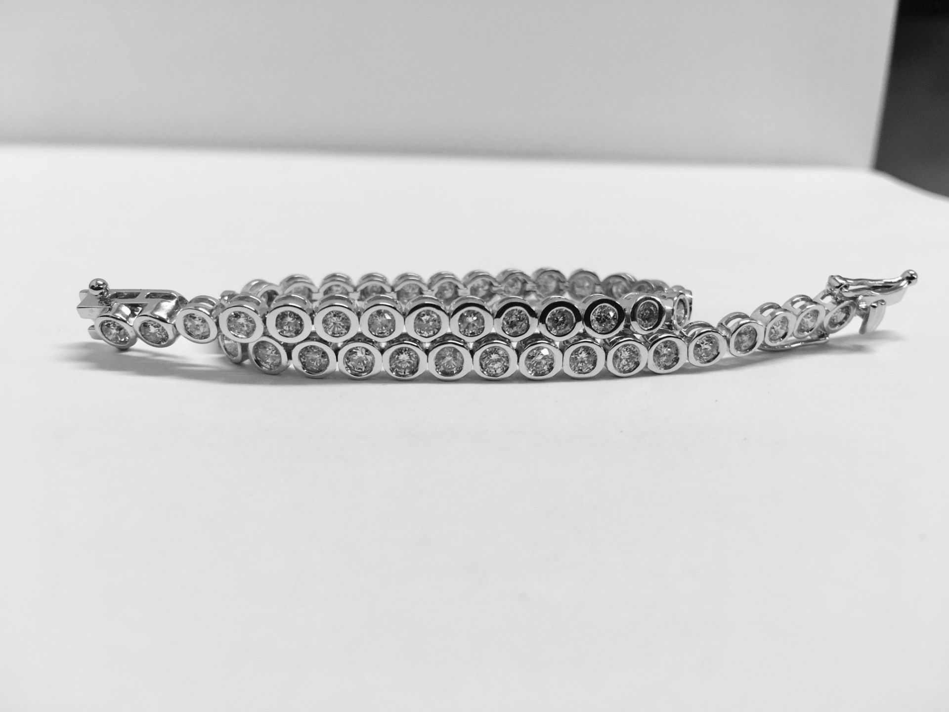 5.60ct diamond tennis style bracelet set with brilliant cut diamonds, G colour, Si1 clarity. 18ct - Image 2 of 5