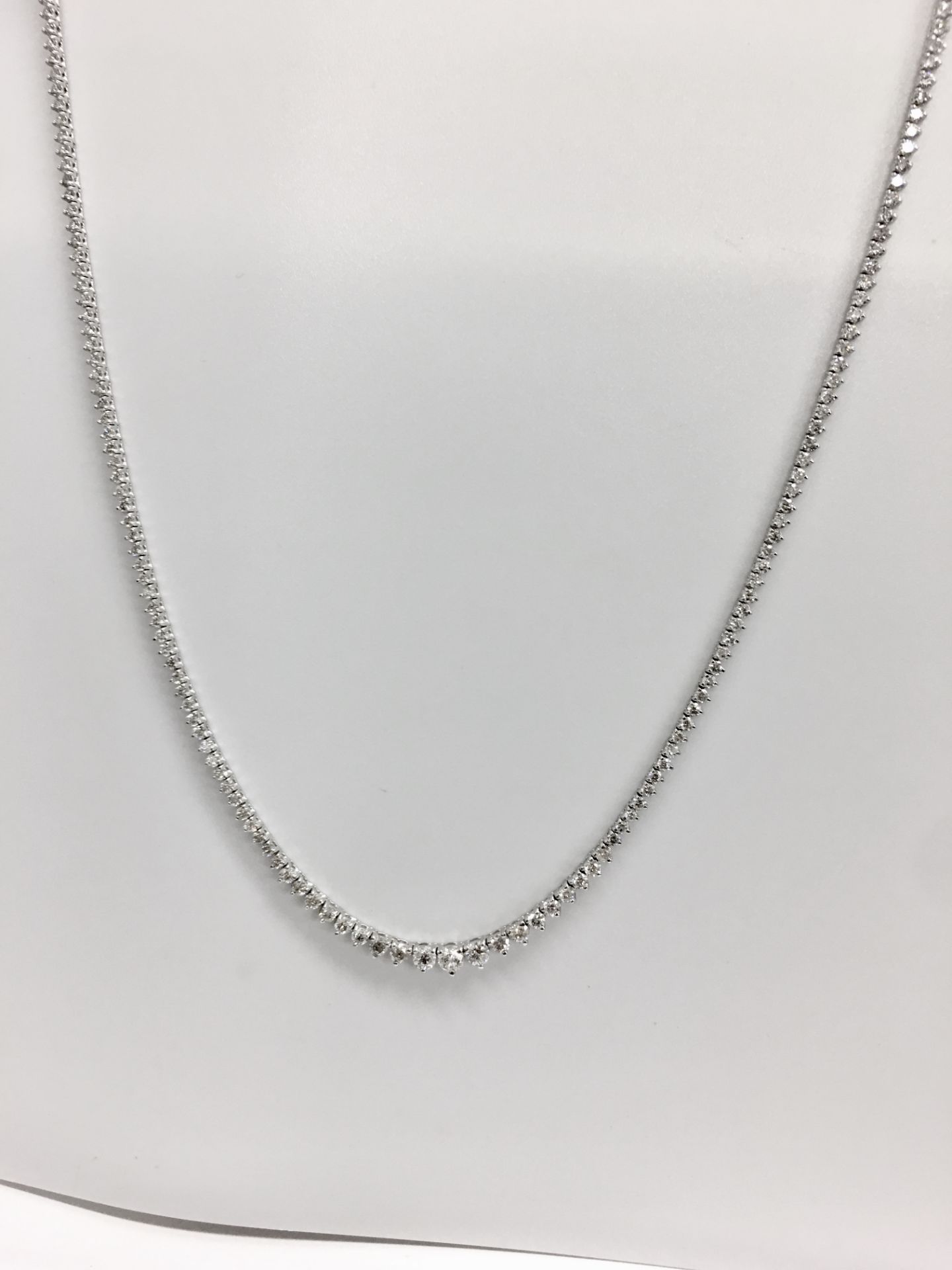 11.75ct Diamond tennis style necklace. 3 claw setting. Graduated diamonds, H colour, Si2 clarity - Image 5 of 6