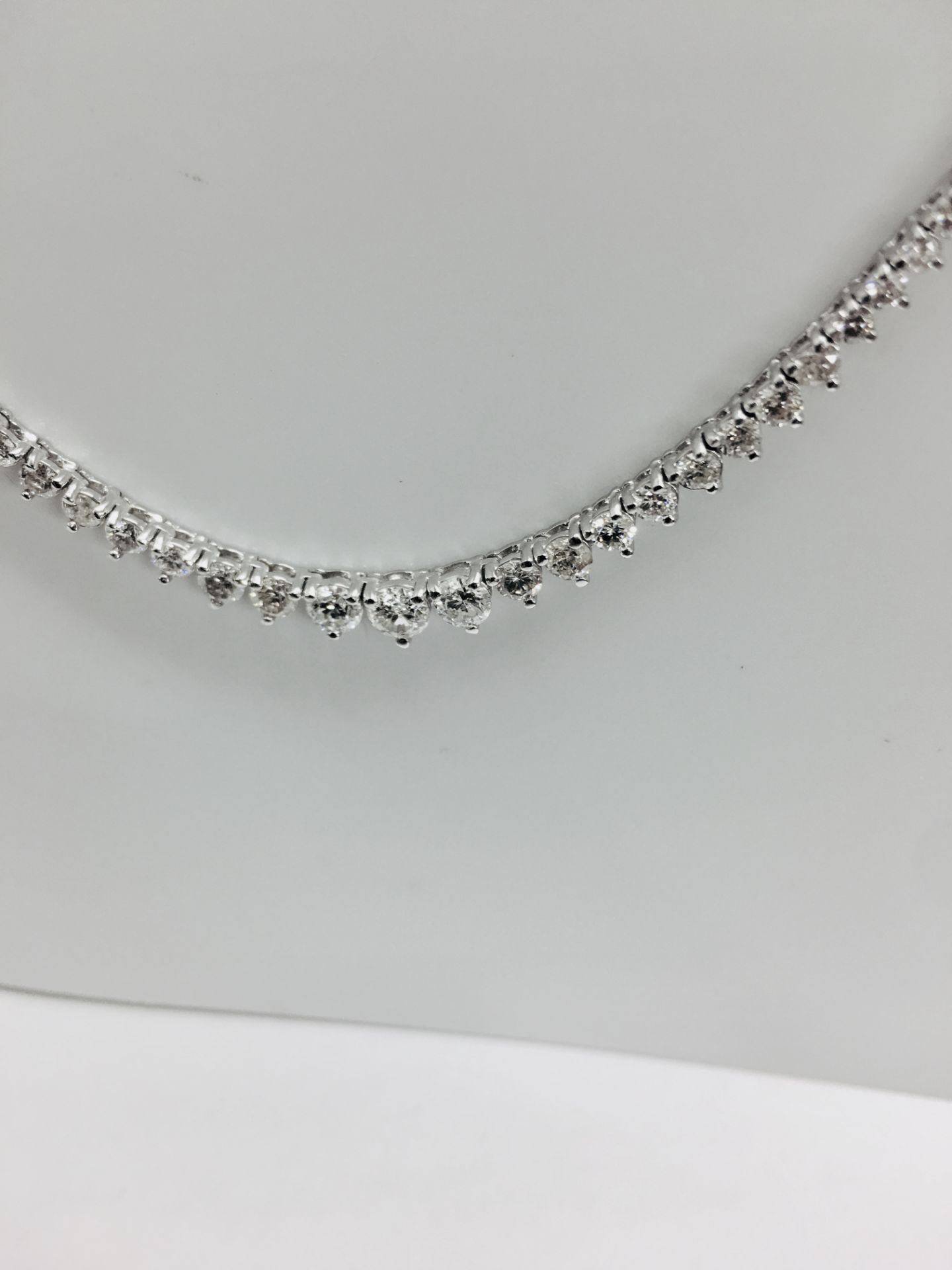 11.75ct Diamond tennis style necklace. 3 claw setting. Graduated diamonds, H colour, Si2 clarity - Image 6 of 6