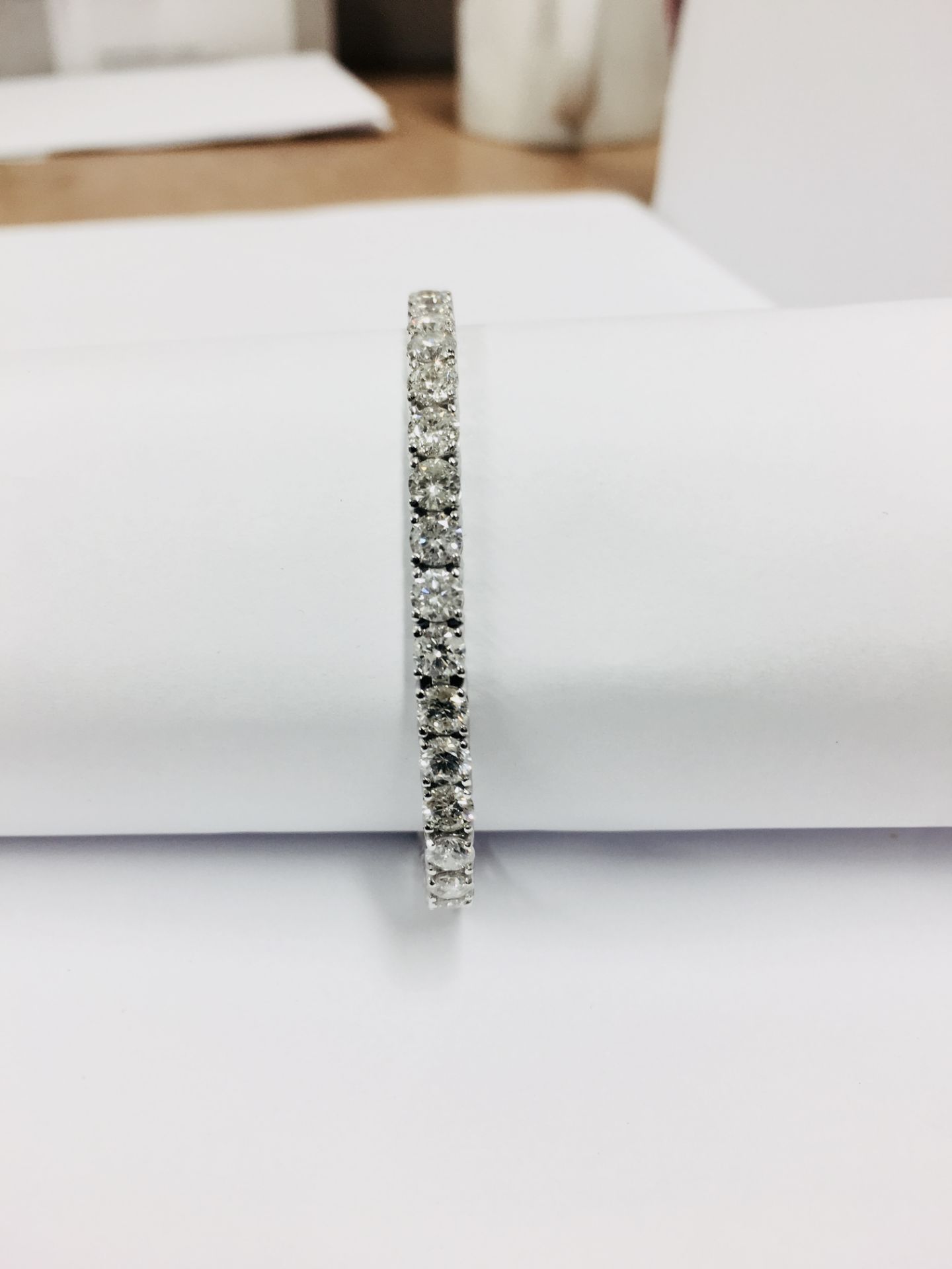 10.50ct Diamond tennis bracelet set with brilliant cut diamonds of H colour, si1 clarity. All set in - Image 5 of 7