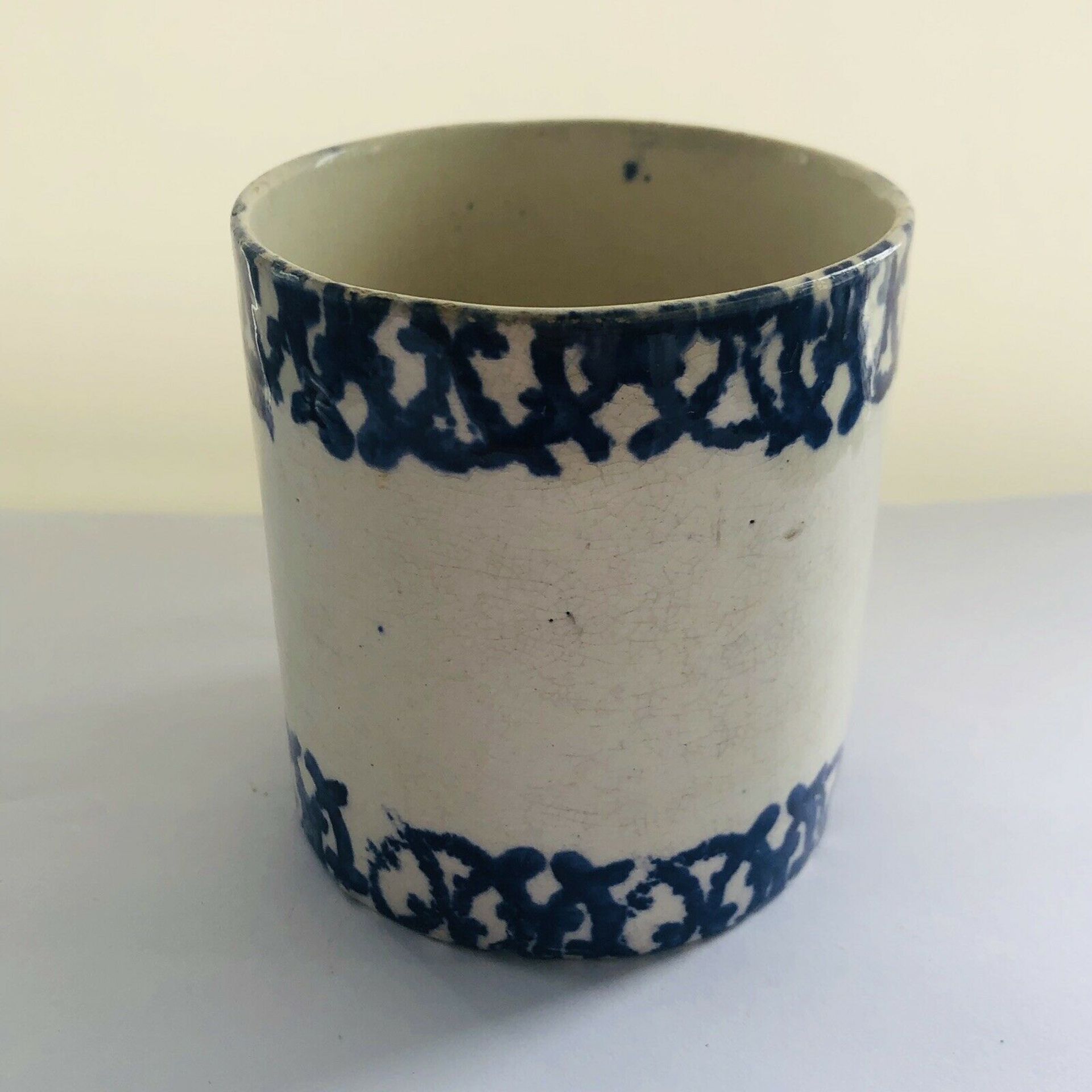 Antique creamware blue spongeware mug - 19th Century - Lovers Knot type Pattern - Image 5 of 8