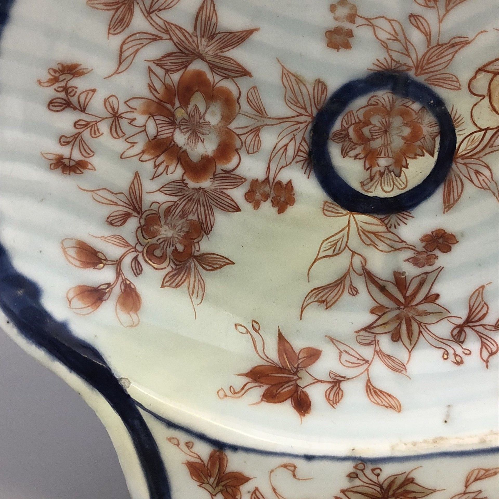 Antique Chinese imari ribbed shell scallop shape dish, early Qianlong (1736-95) - Image 5 of 8