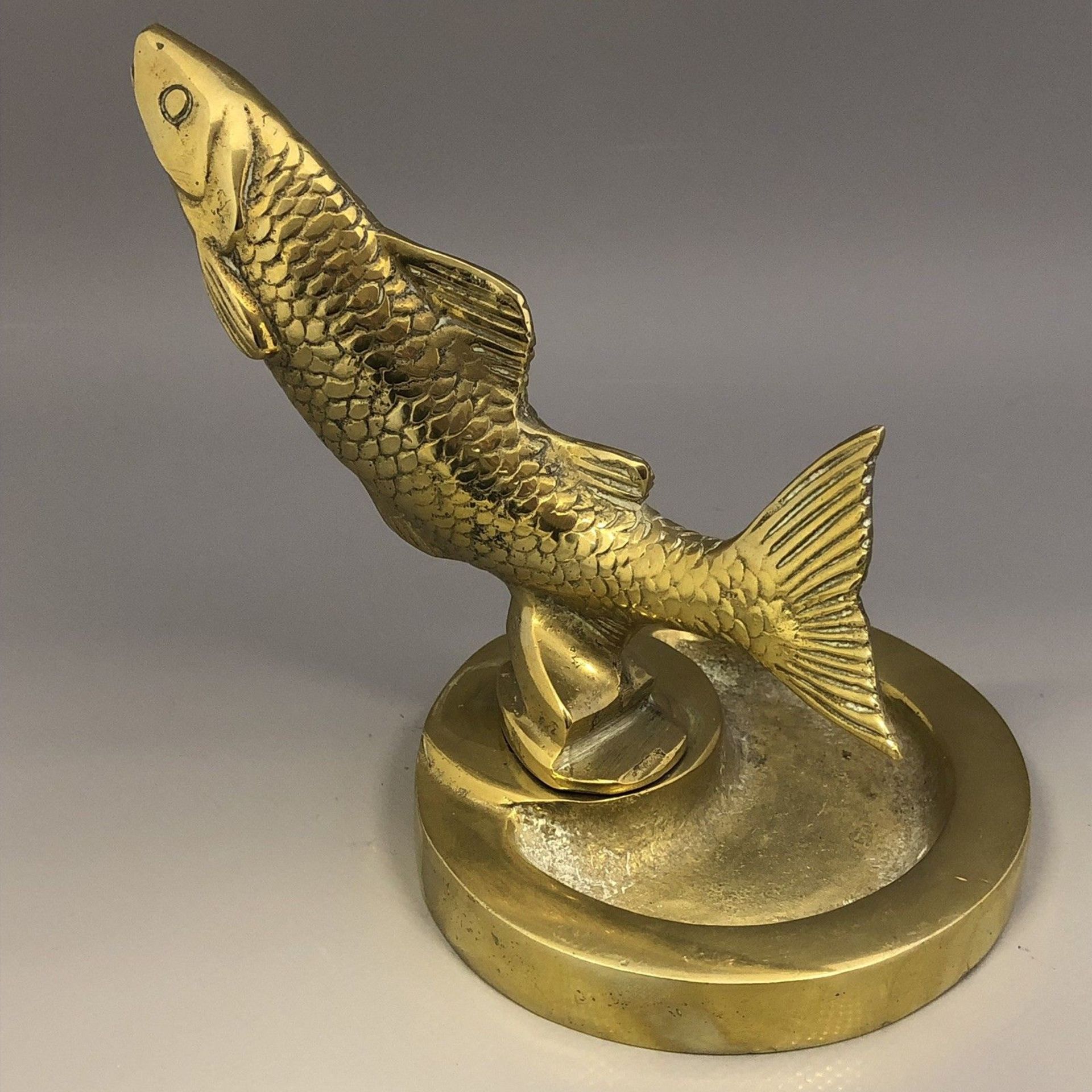 Vintage cast brass ashtray with leaping salmon mount fishing interest car mascot - Image 4 of 6