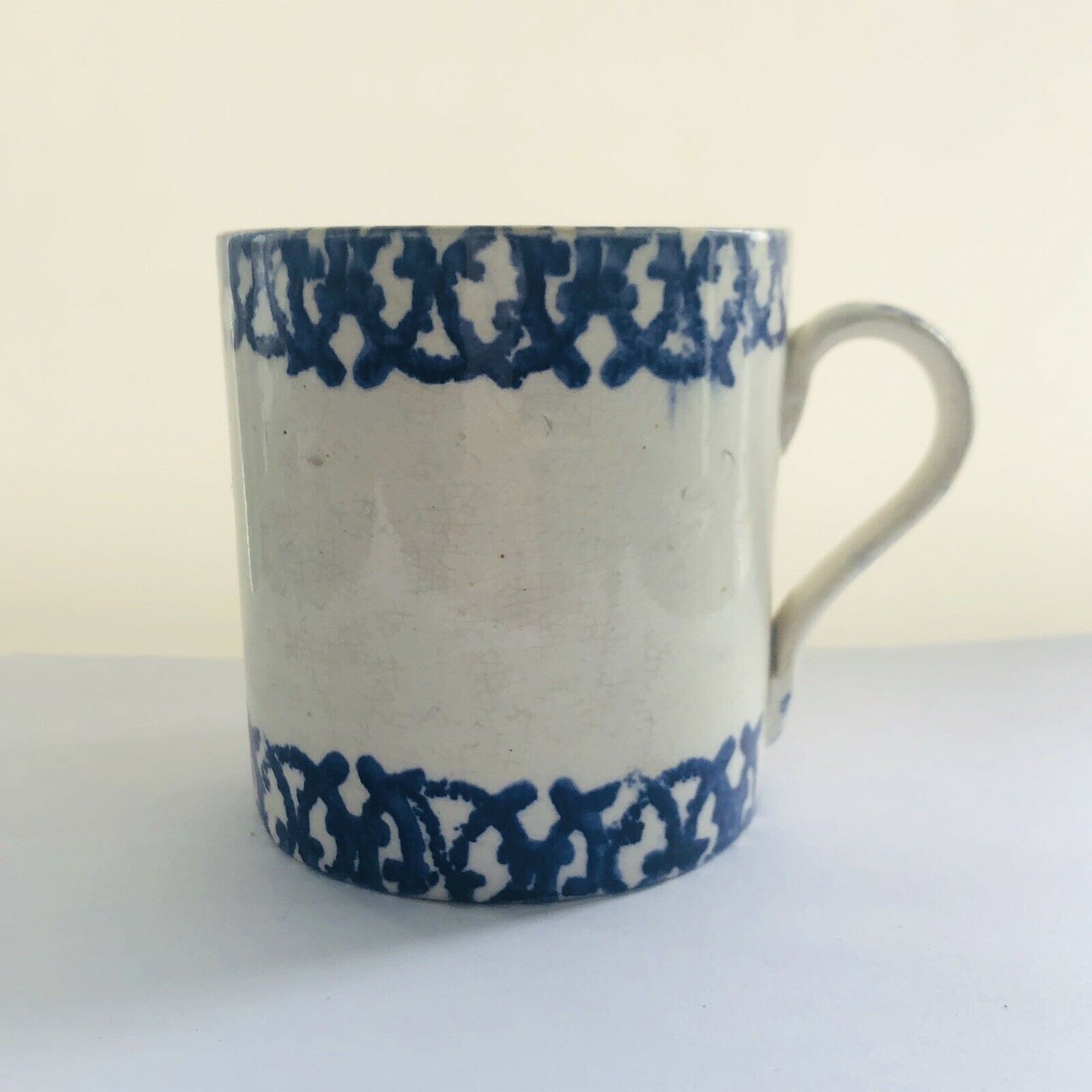 Antique creamware blue spongeware mug - 19th Century - Lovers Knot type Pattern - Image 2 of 8