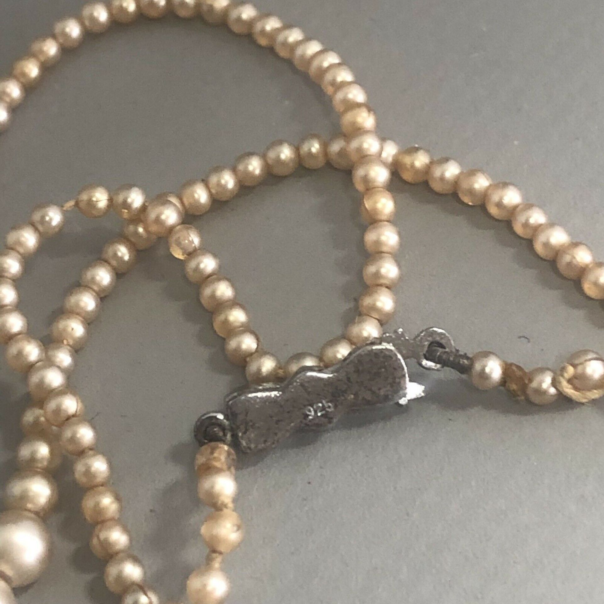 An antique delicate dainty faux pearl necklace graduated pearls - silver clasp - Image 4 of 6