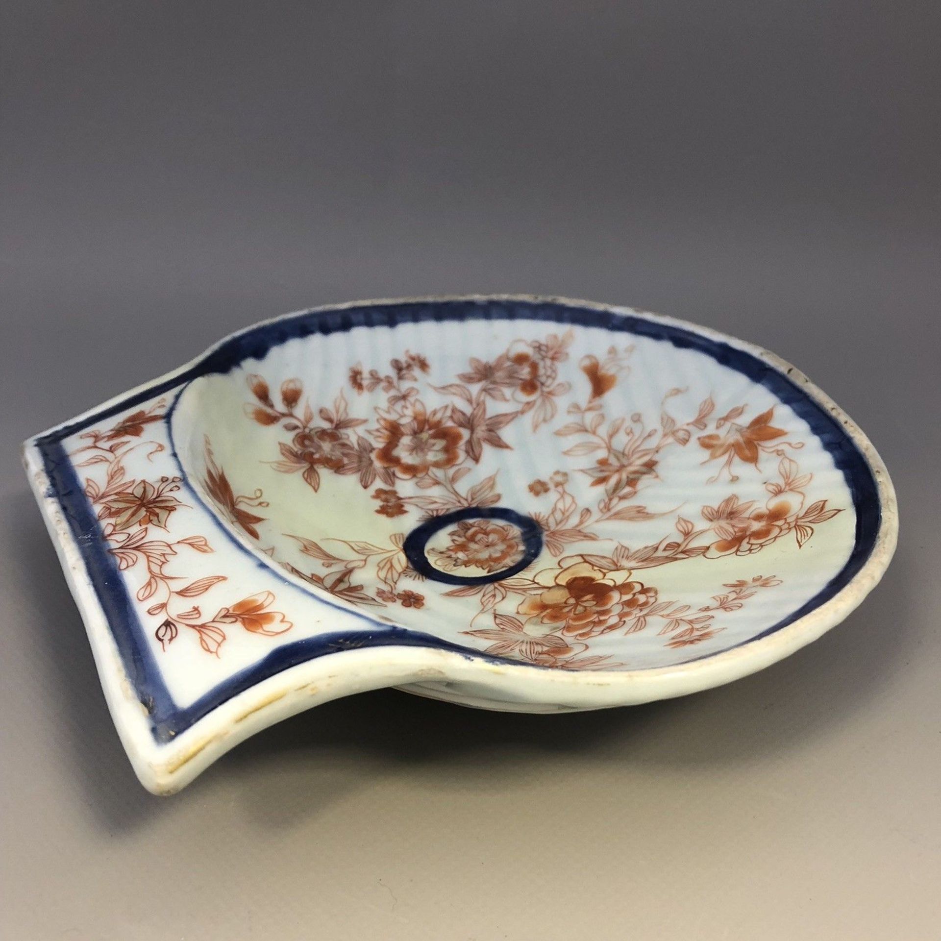 Antique Chinese imari ribbed shell scallop shape dish, early Qianlong (1736-95) - Image 4 of 8
