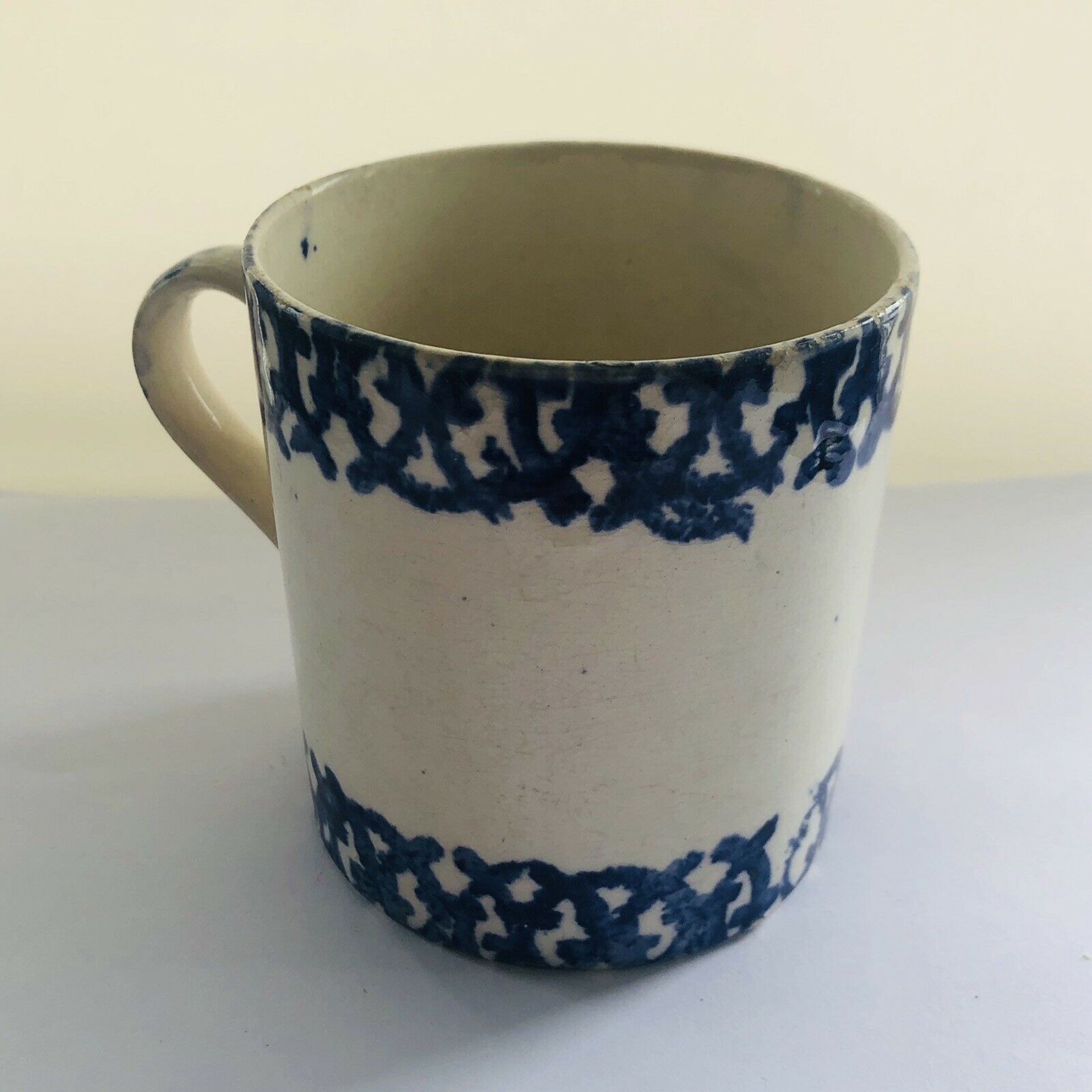 Antique creamware blue spongeware mug - 19th Century - Lovers Knot type Pattern - Image 4 of 8