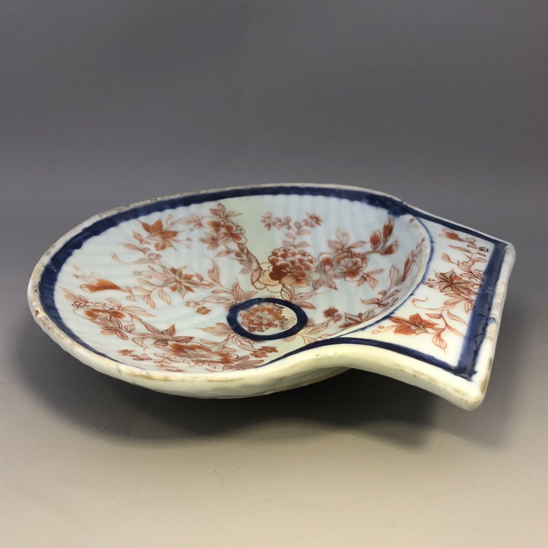 Antique Chinese imari ribbed shell scallop shape dish, early Qianlong (1736-95) - Image 3 of 8