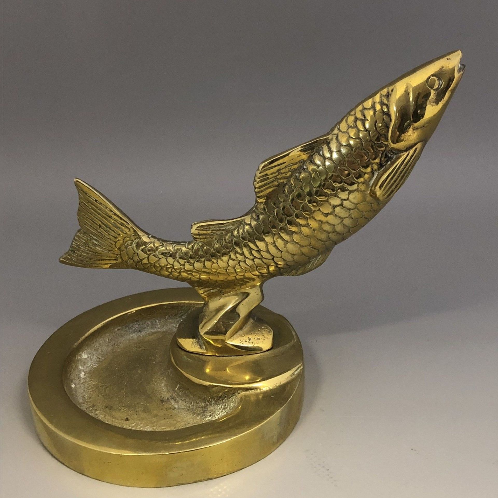 Vintage cast brass ashtray with leaping salmon mount fishing interest car mascot - Image 2 of 6