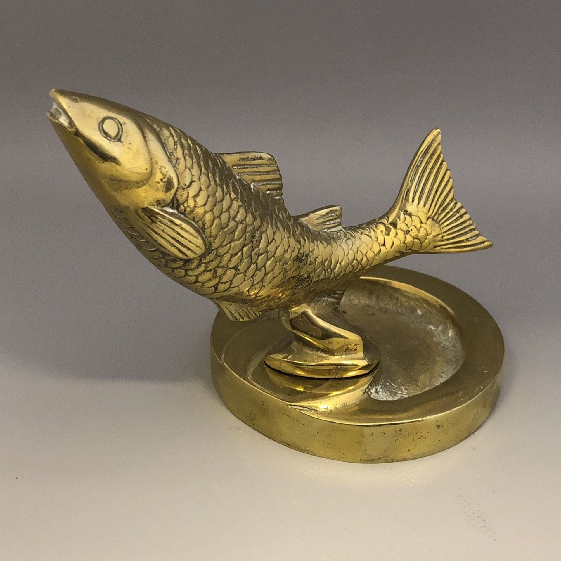 Vintage cast brass ashtray with leaping salmon mount fishing interest car mascot - Image 3 of 6