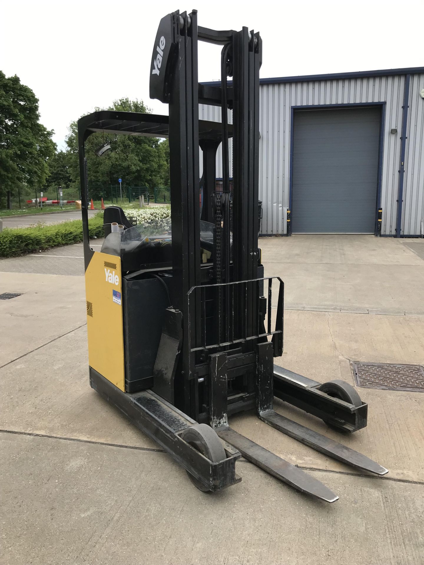 Yale MR16H 1600kg Electric Reach Forklift Truck - New Batteries Only 2000 Hours - Image 4 of 10