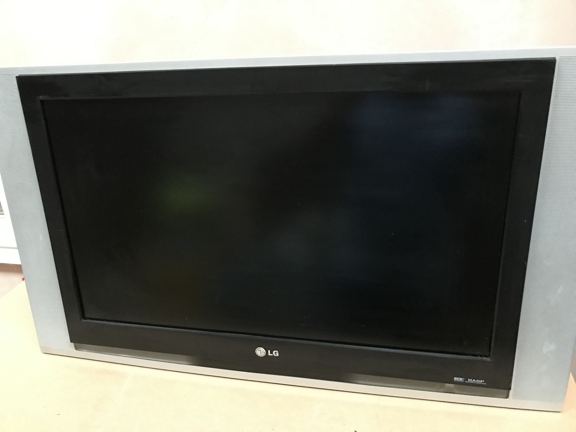 LG - LCD TV - Image 2 of 4