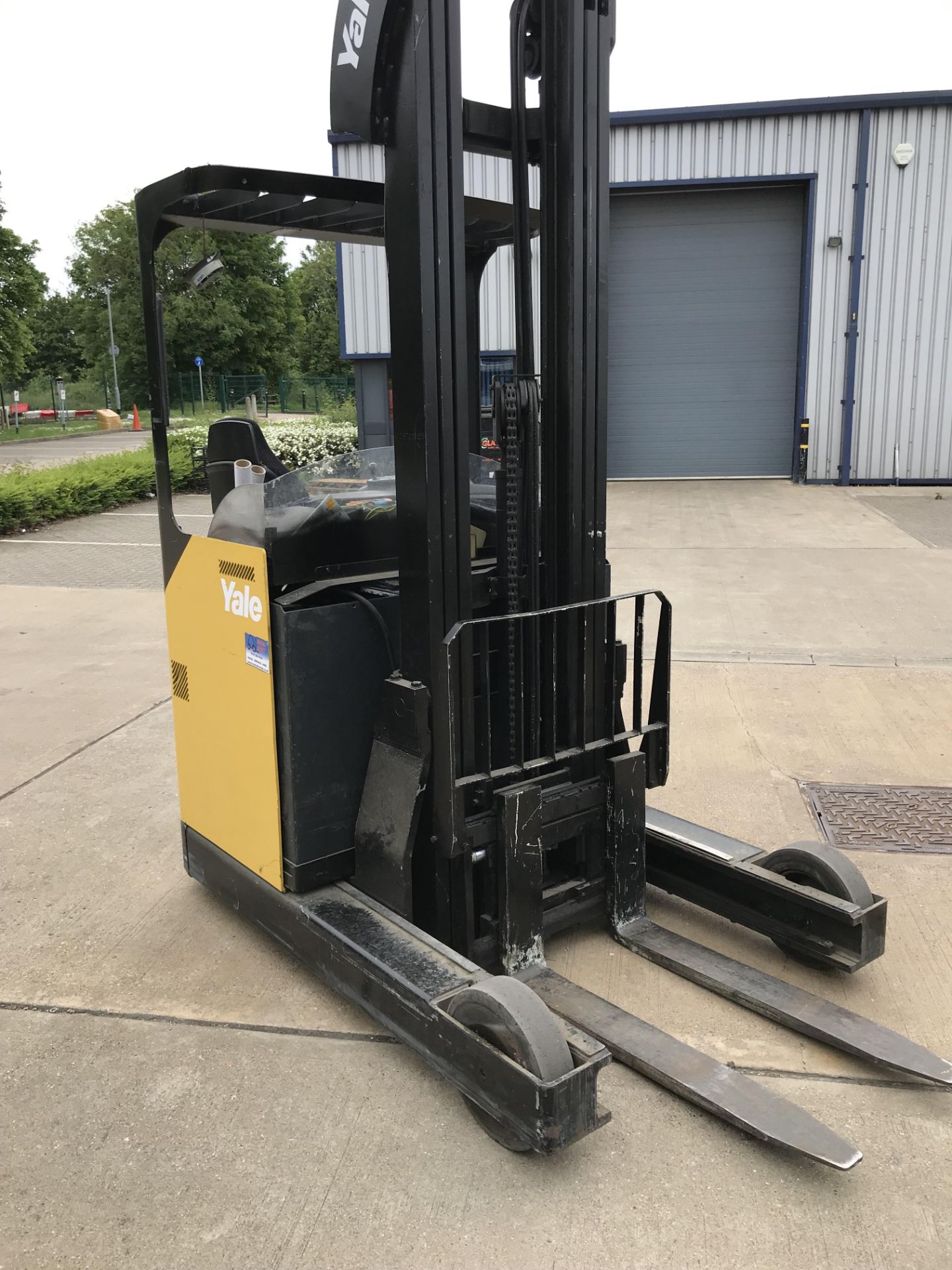 Yale MR16H 1600kg Electric Reach Forklift Truck - New Batteries Only 2000 Hours - Image 5 of 10