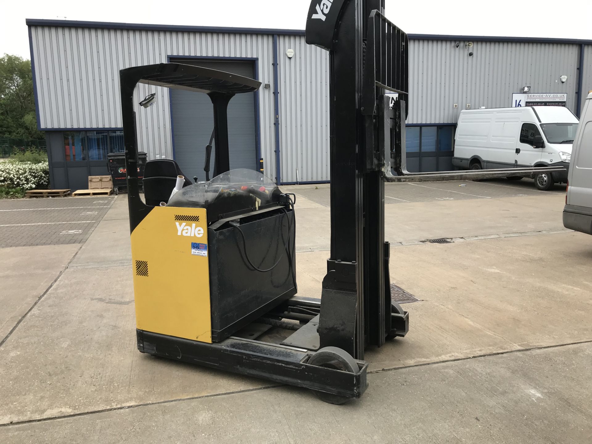 Yale MR16H 1600kg Electric Reach Forklift Truck - New Batteries Only 2000 Hours - Image 2 of 10