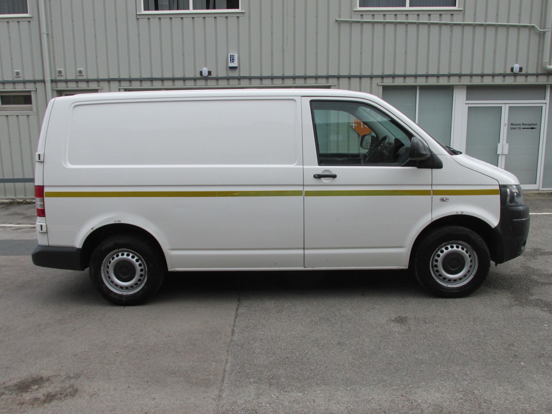 2014 VOLKSWAGEN TRANSPORTER T30 SWB DIESEL 2.0 TDI BlueMotion Tech 114PS Startline Van - Image 8 of 17