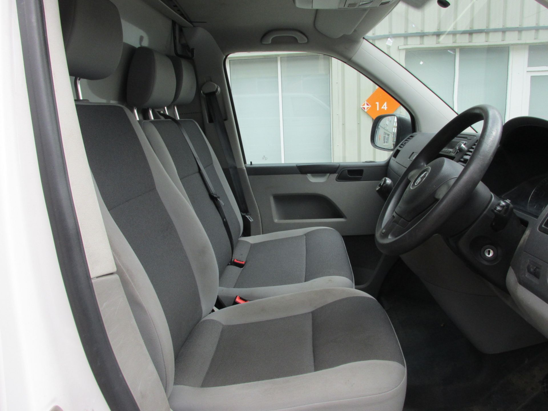 2014 VOLKSWAGEN TRANSPORTER T30 SWB DIESEL 2.0 TDI BlueMotion Tech 114PS Startline Van - Image 9 of 17