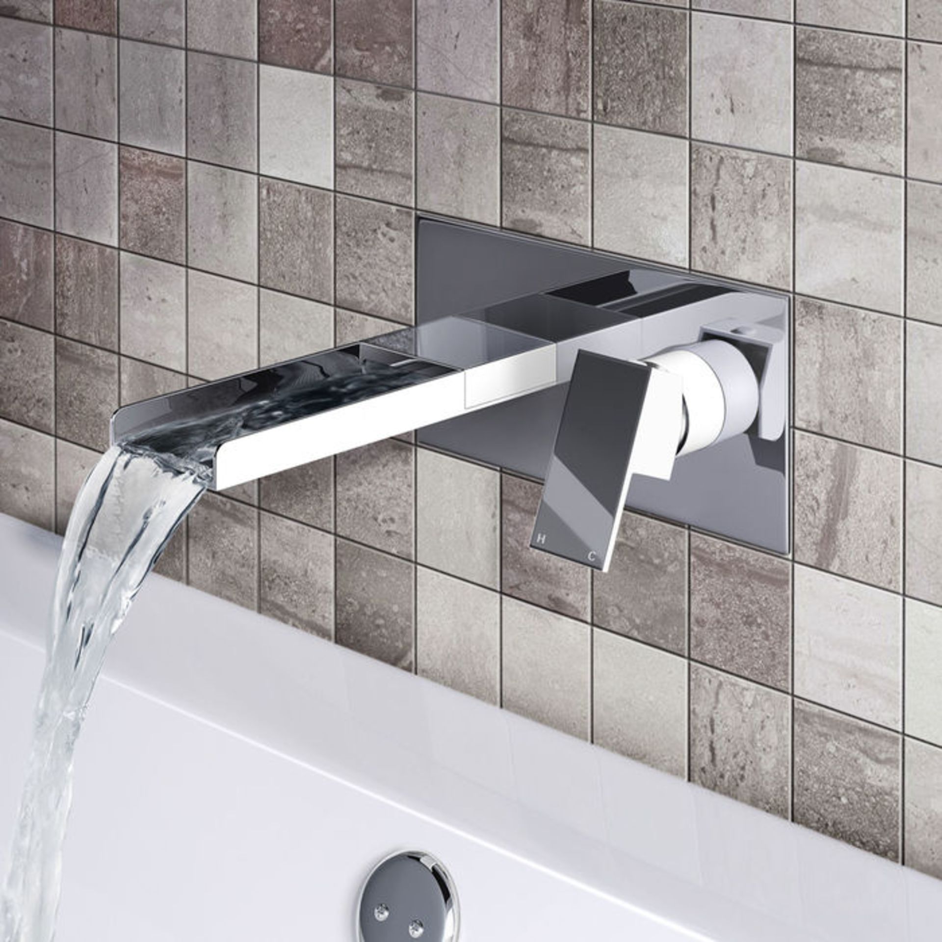 (SM14) Niagra II White Wall Mounted Bath Filler. RRP £249.99. Crafted from chrome plated, solid - Image 3 of 3