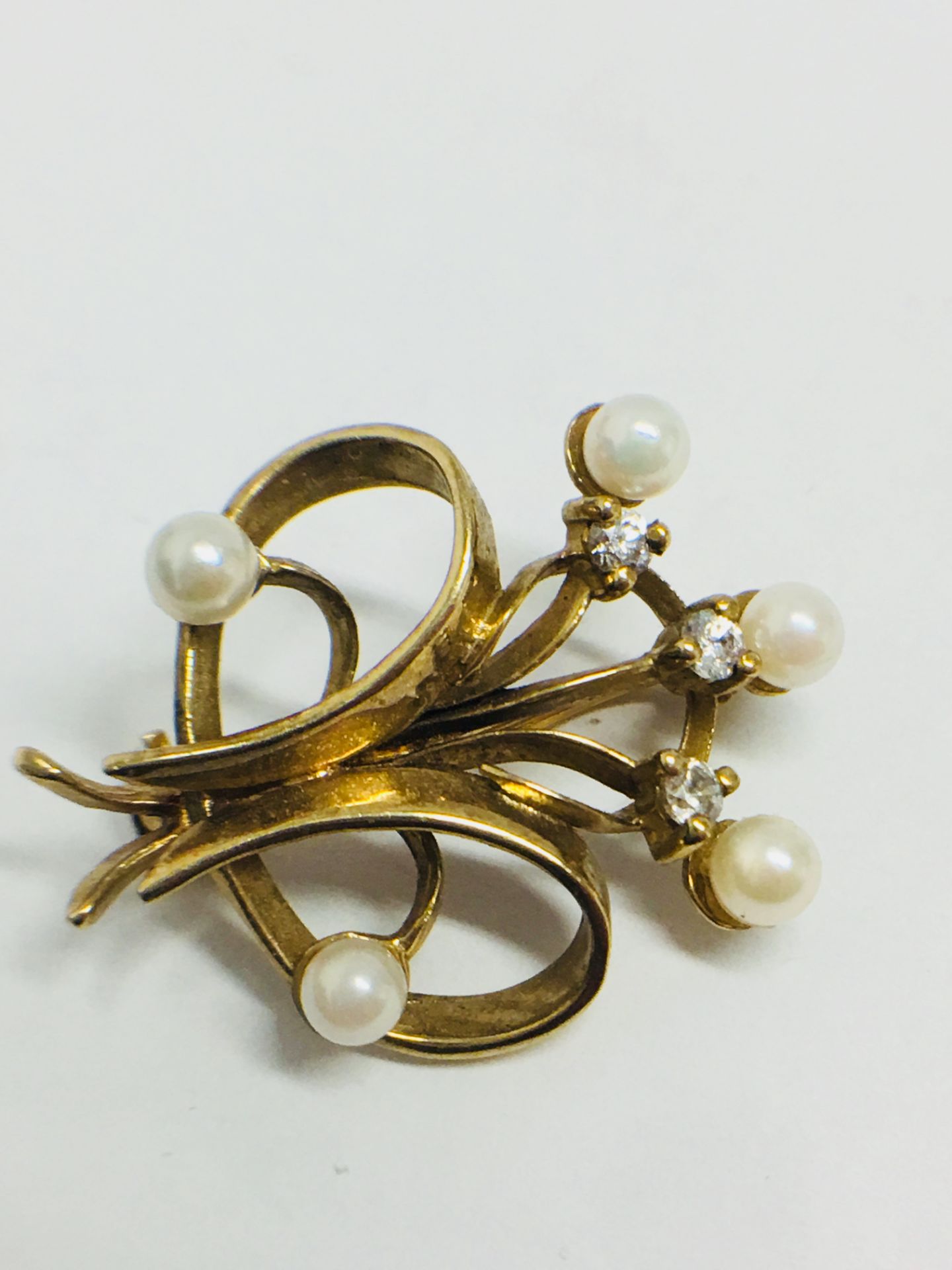 9K Yellow Gold Cultured Pearl and CZ broach - Image 5 of 6