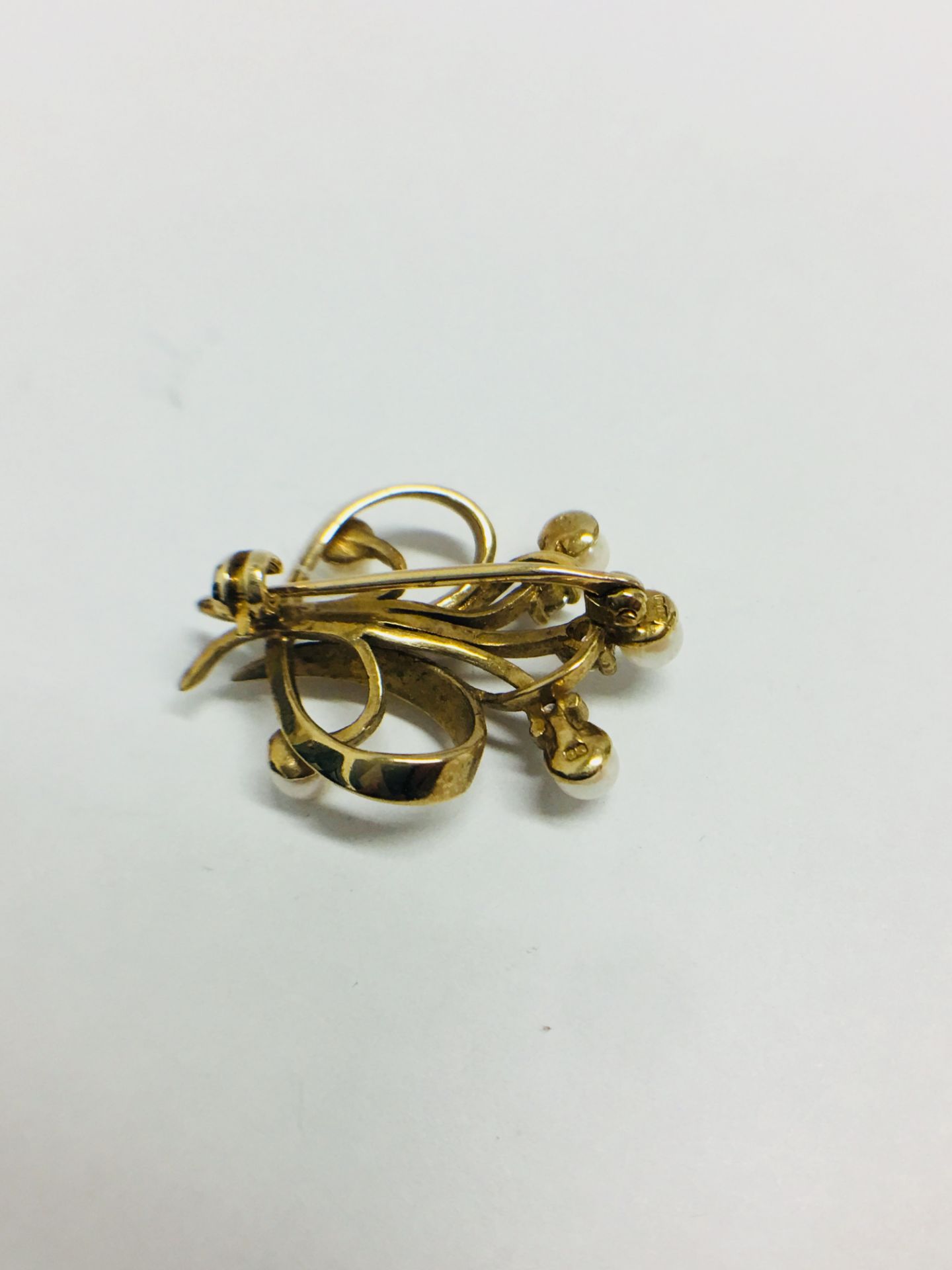 9K Yellow Gold Cultured Pearl and CZ broach - Image 2 of 6