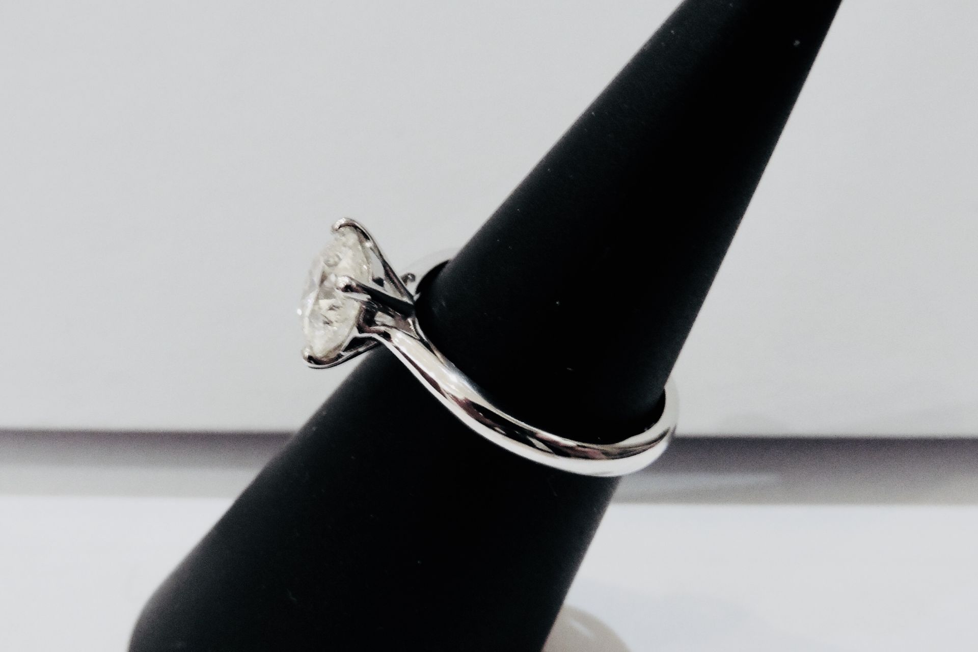 1ct Pear shape diamond, EGL certification E colour si1 clarity, Classic Platinum setting 3.8gms, UK - Image 3 of 4