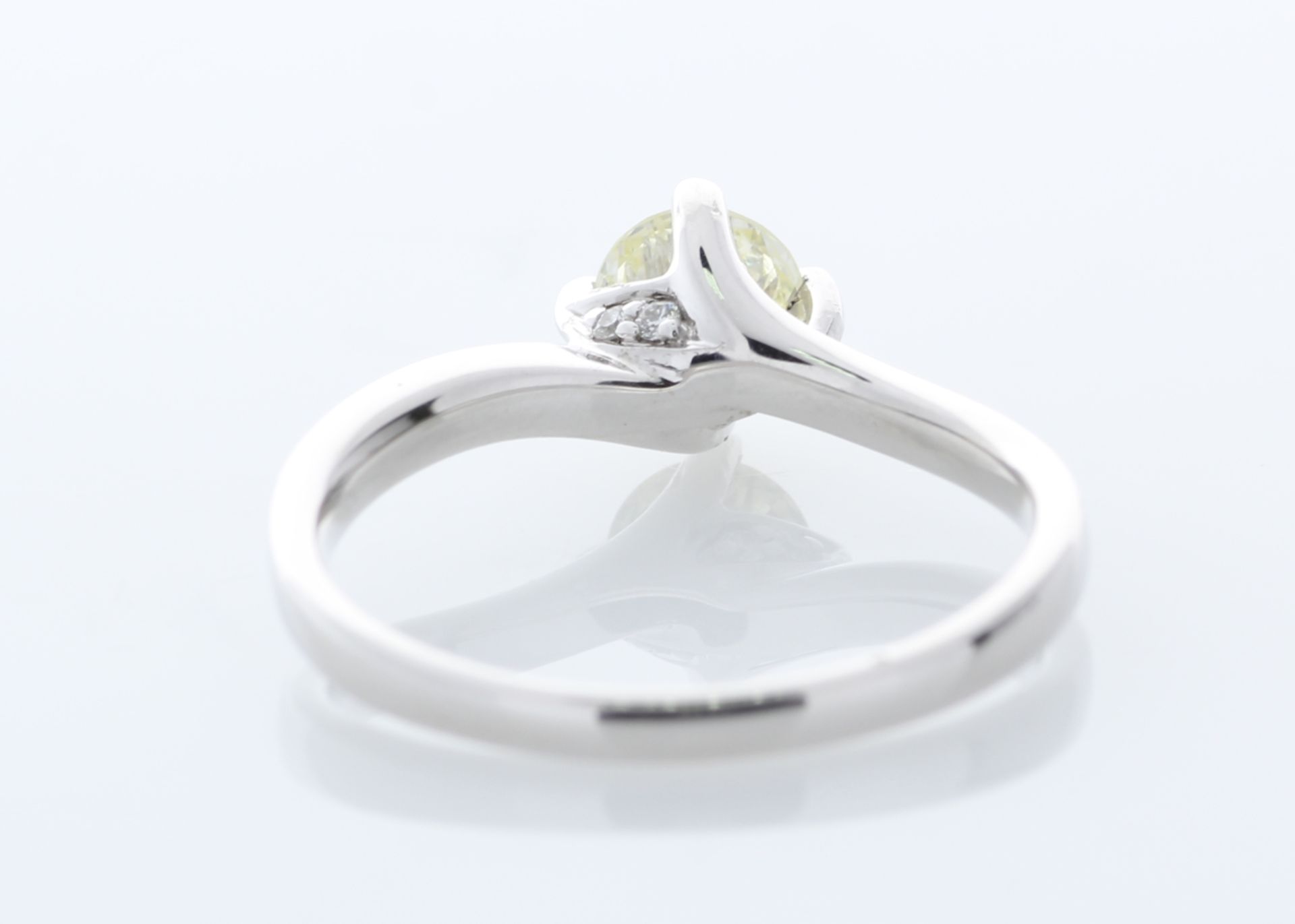 18k White Gold Single Stone with Diamond set Shoulders Ring 0.72 - Image 4 of 6