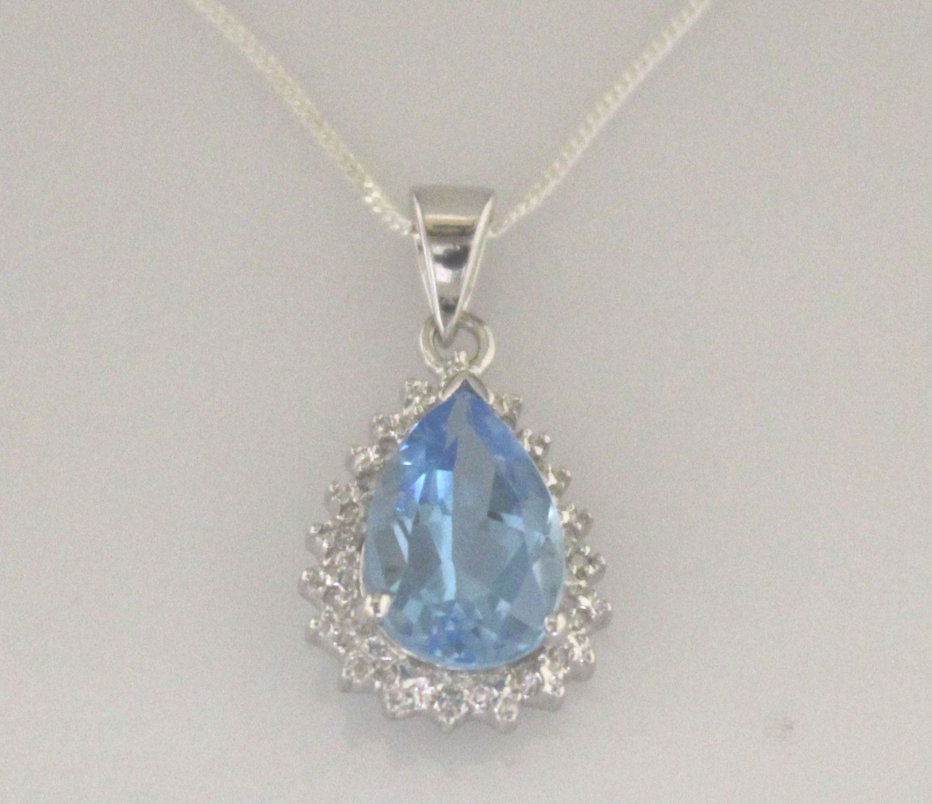 9k White Gold Diamond And Blue Topaz Pendant 0.01 - Image 5 of 6