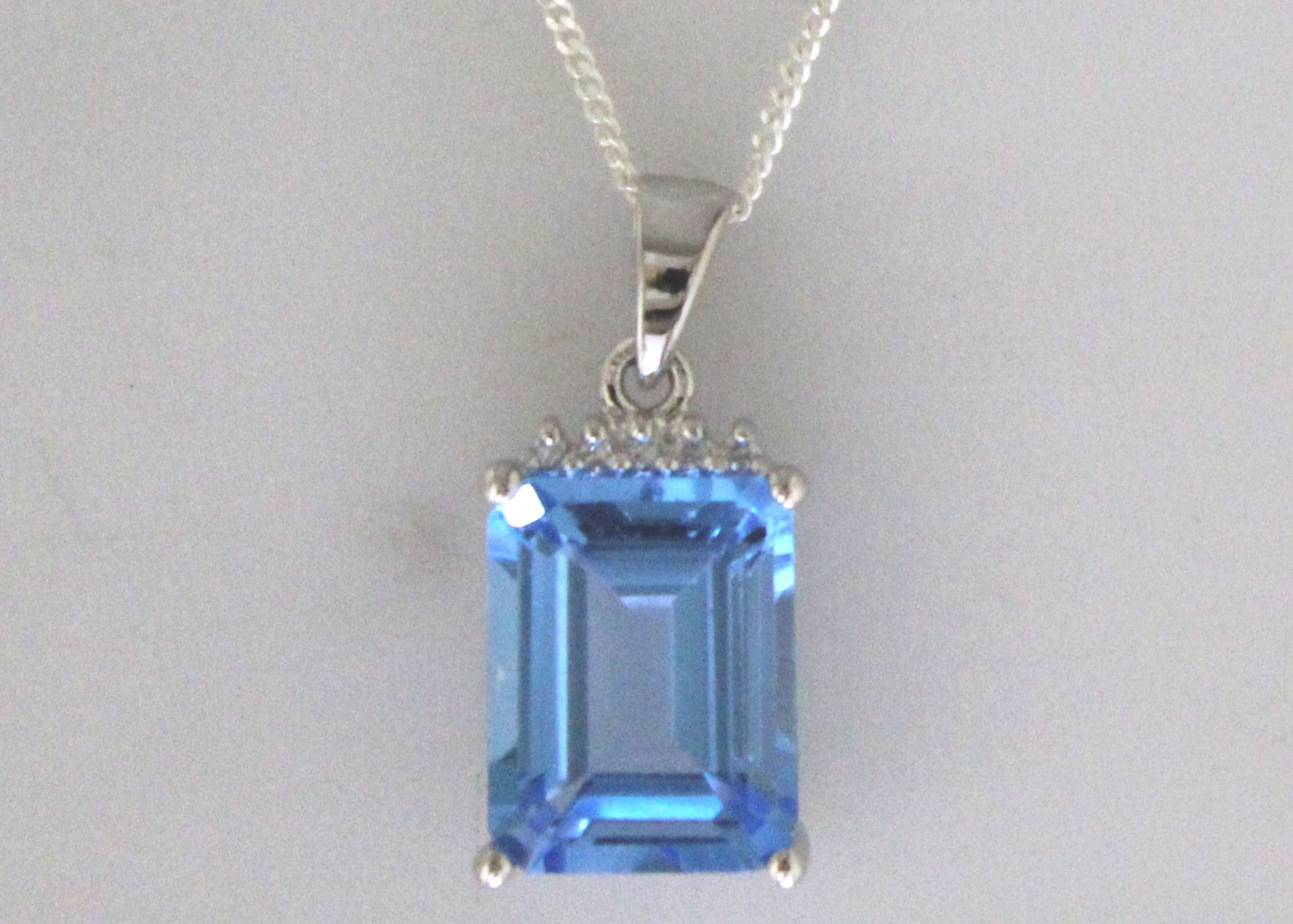 9k White Gold Diamond And Blue Topaz Pendant 0.01 - Image 2 of 6