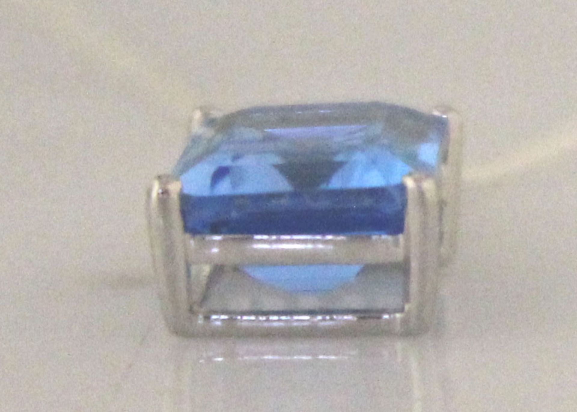 9k White Gold Diamond And Blue Topaz Pendant 0.01 - Image 4 of 6