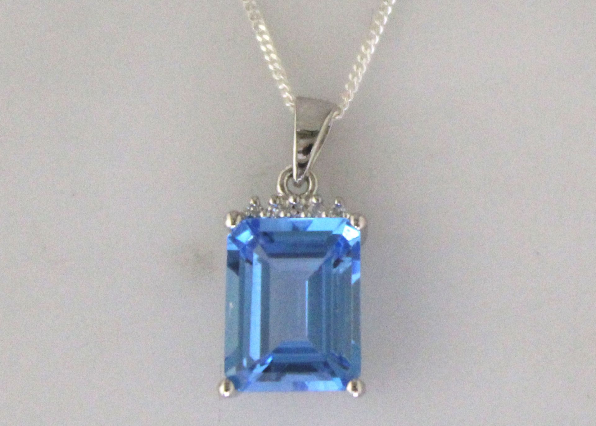9k White Gold Diamond And Blue Topaz Pendant 0.01 - Image 5 of 6
