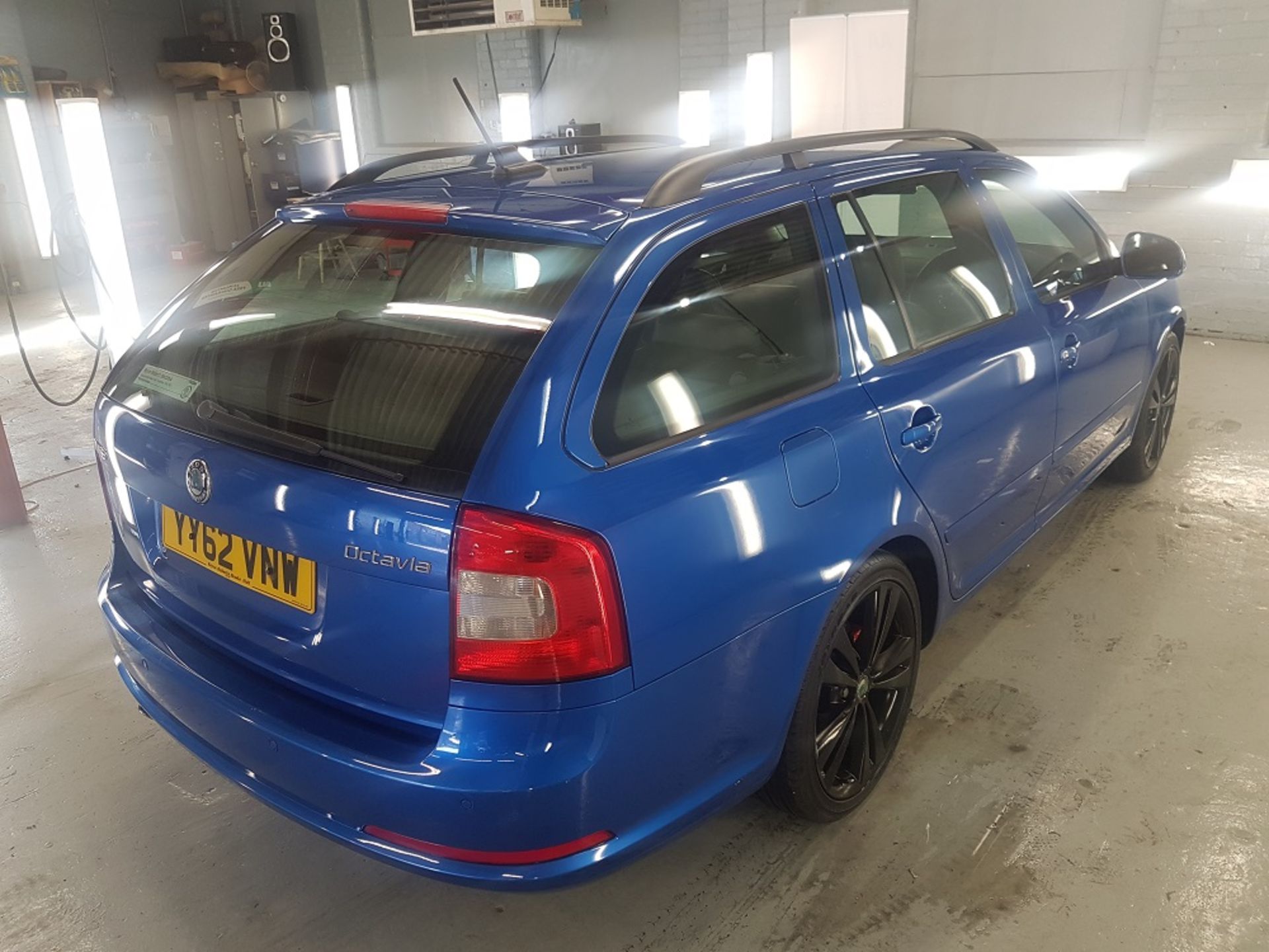 Skoda Octavia Estate Facelift 2.0 TDI CR vRS Blackline DSG - Image 3 of 6