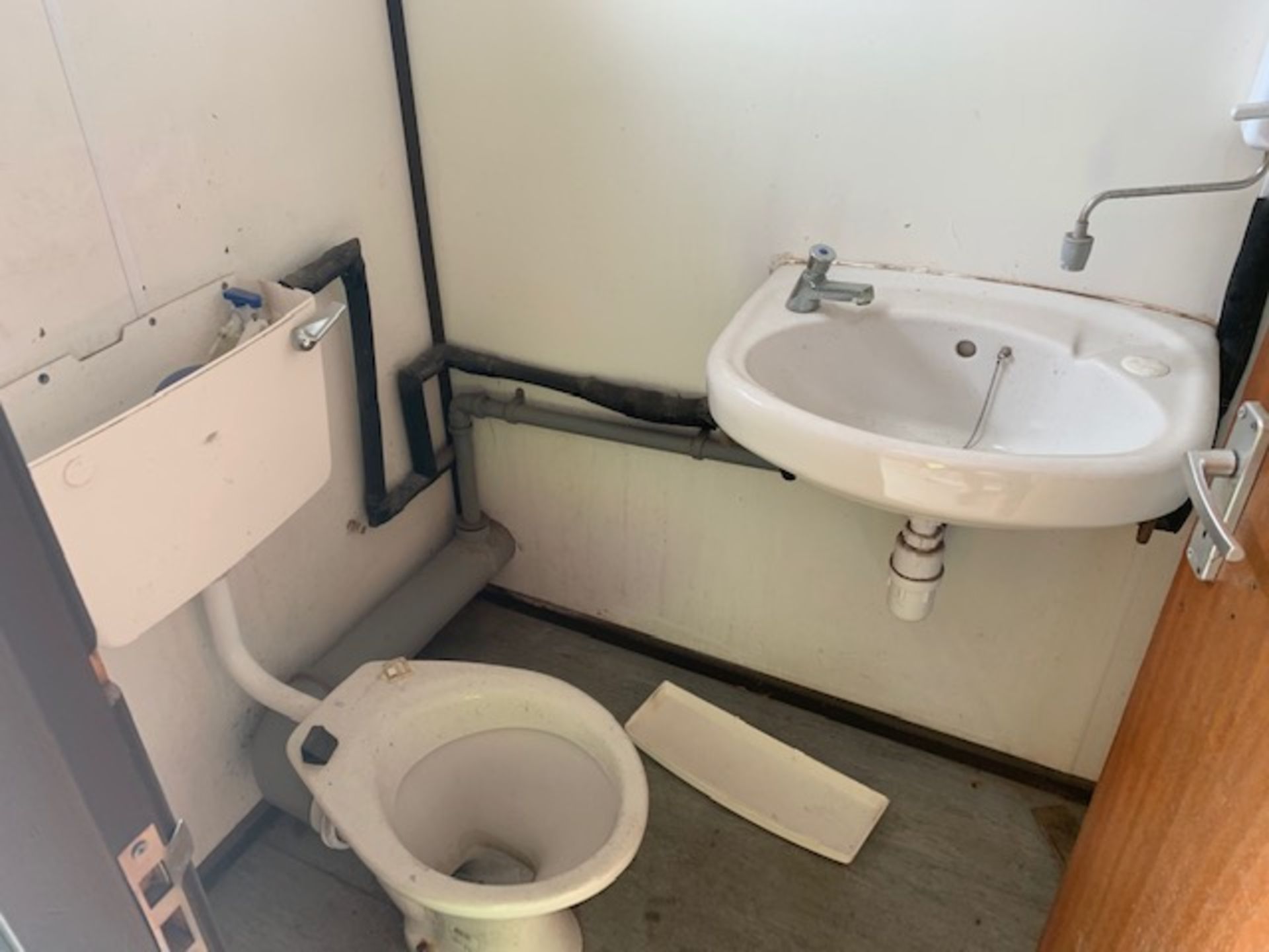 32' x 10' WC/Changing Block - Image 7 of 16