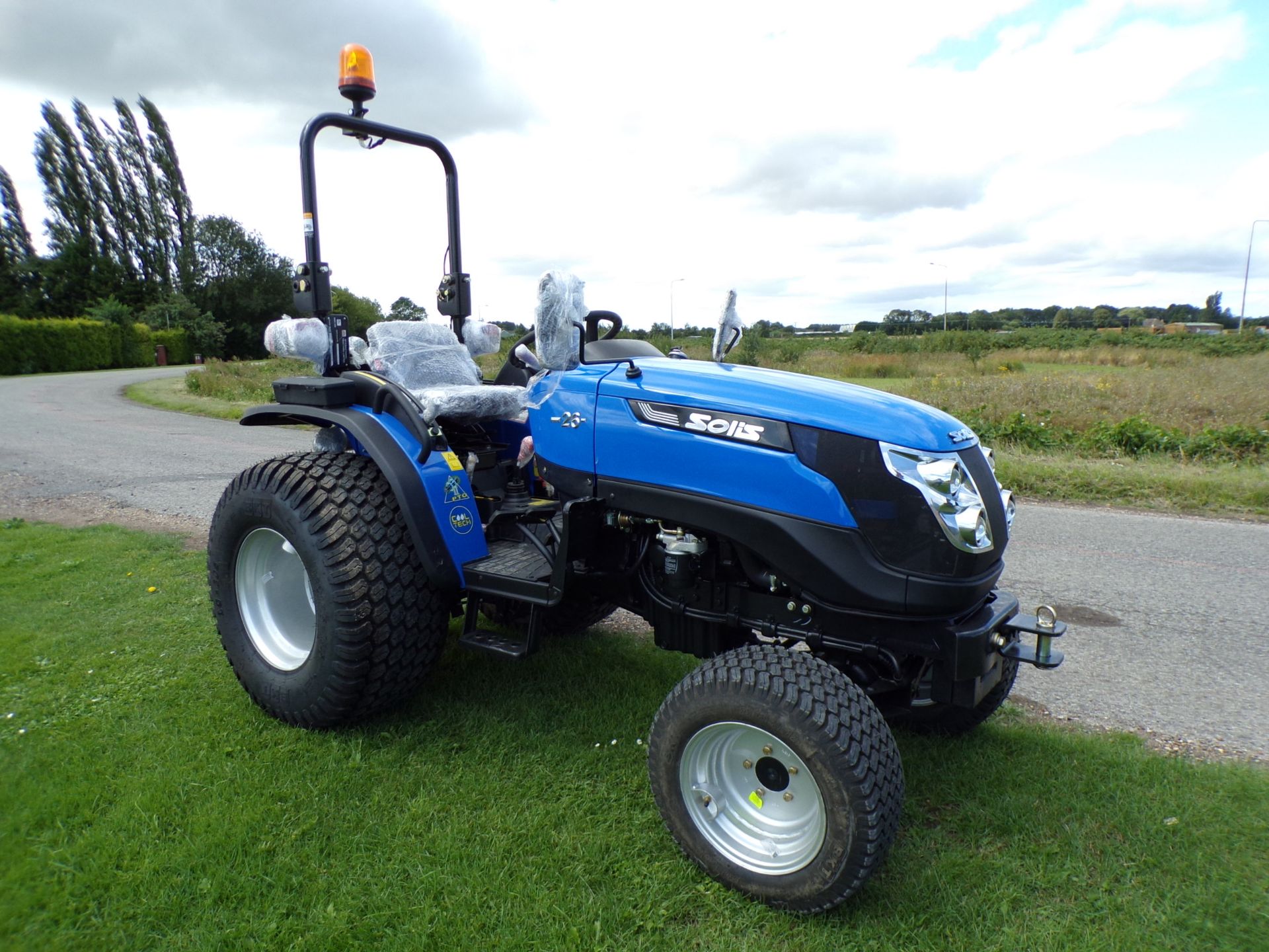 Solis 26 Compact Tractor With Turf Tyres - Image 2 of 6