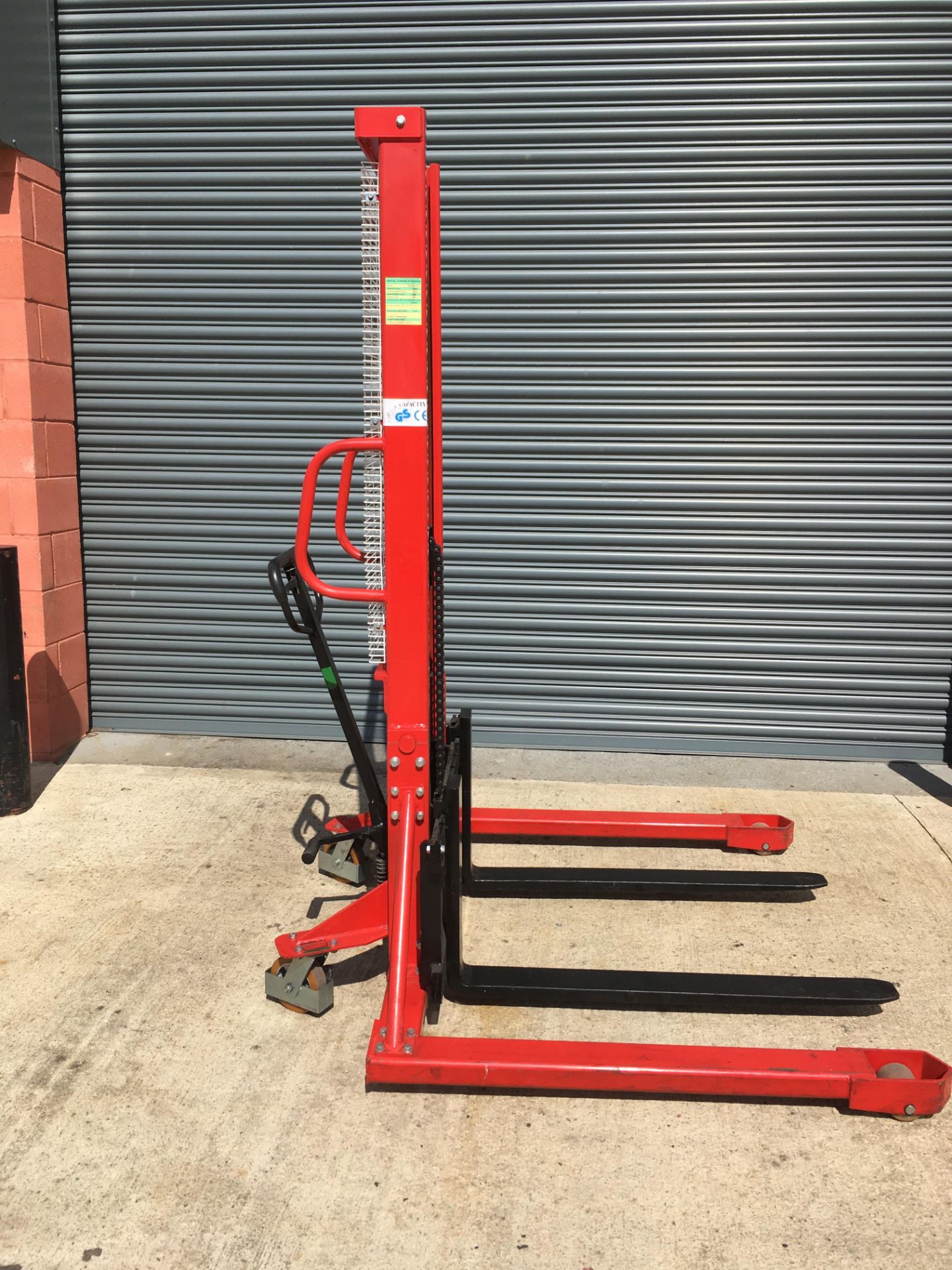 Hydraulic straddle stacker used - Image 4 of 4