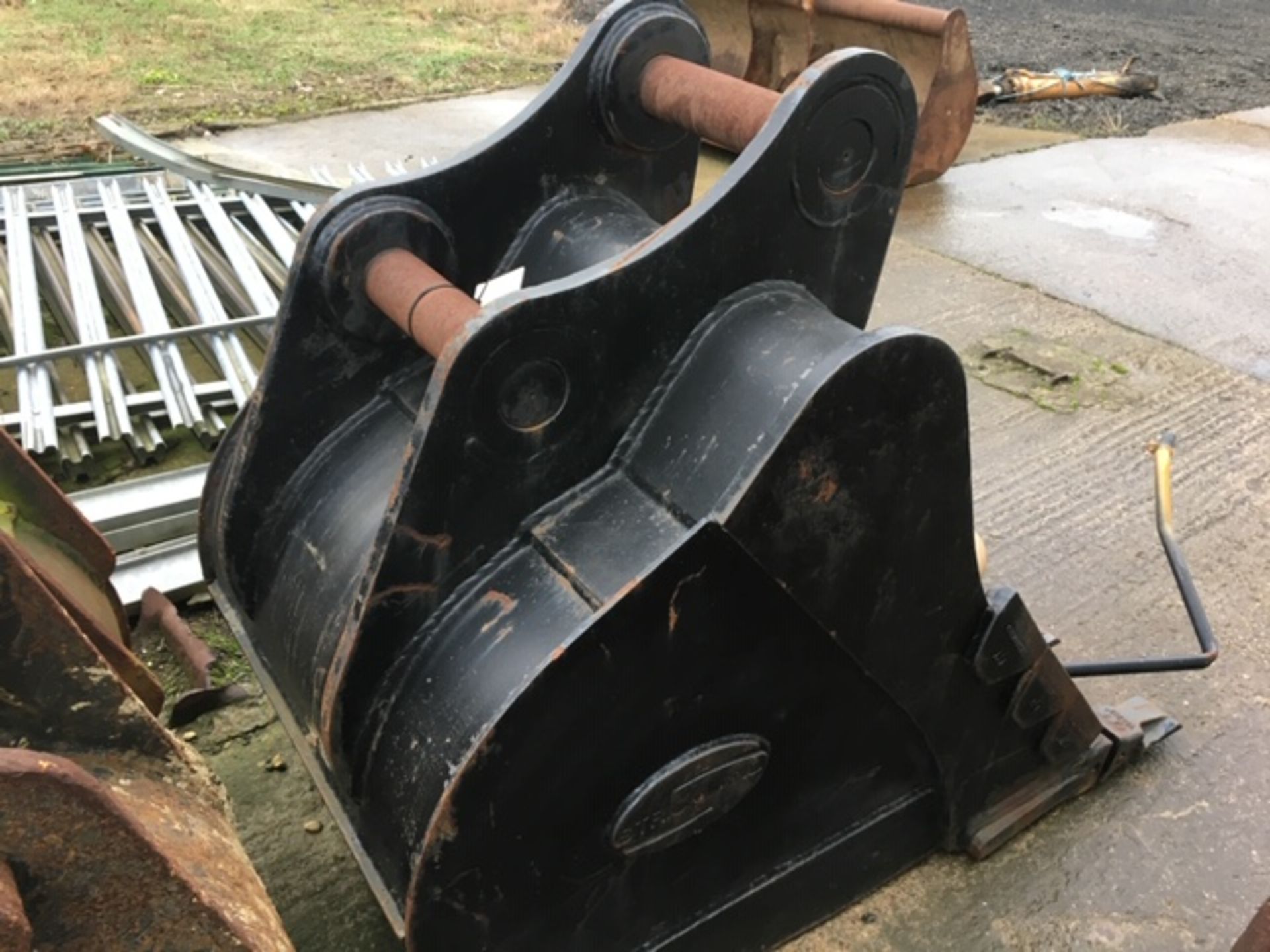 New 3ft Bucket With Teeth 80m Pins