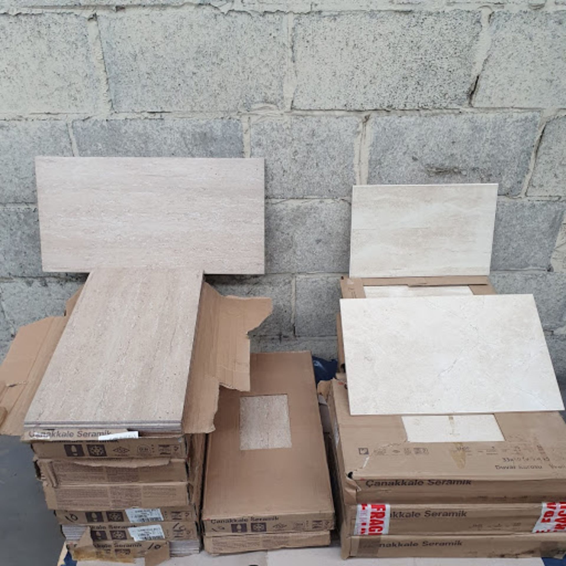 A PALLET OF MIXED WALL TILES